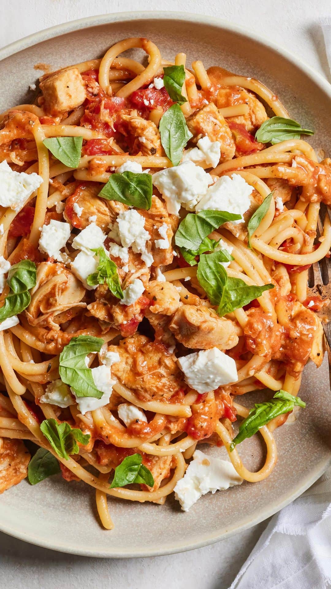 のインスタグラム：「Day 5 of my 30 day dinner in less than 30 min challenge (apparently we’re not taking off the weekend) there’s a version of this on my site linked in my profile https://whatsgabycooking.com/chicken-feta-pasta/」