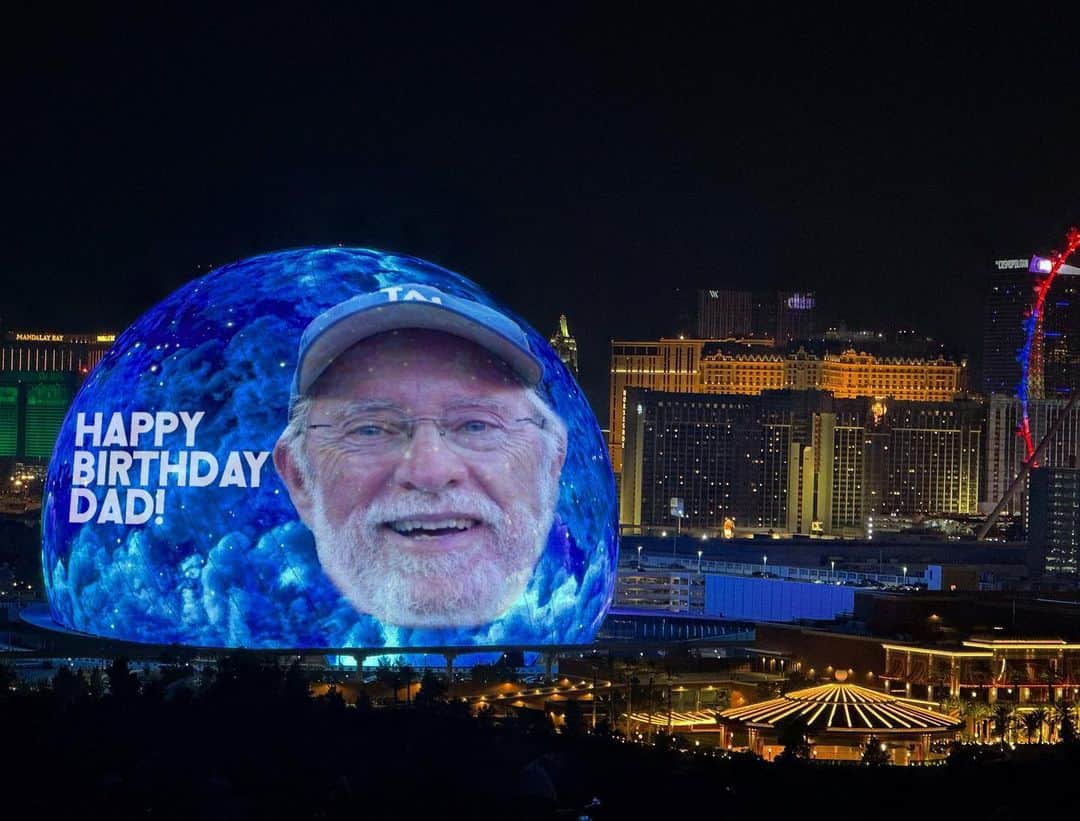 ジミー・キンメルのインスタグラム：「Happy Birthday to the man who thought it would be a good idea to raise children in Las Vegas」