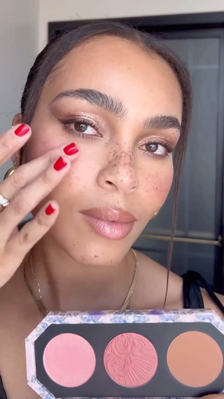 パット・マグラスのインスタグラム：「BRONZED ECSTASY ✨💎✨ Sending MAJOR love to @alexislconway for showcasing her #PMGLabLove featuring Bijoux Brilliance Eye Shadow Palette: Bronze Ecstasy, paired GORGEOUSLY with the Divine Blush + Bronze + Glow Trio and DARK STAR Colour Blitz Mascara.✨💎✨ SHOP NOW at PATMcGRATH.COM.  ⚡️STARRING⚡️ Bijoux Brilliance Eye Shadow Palette: Bronze Ecstasy Divine Blush + Bronze + Glow Trio: Nirvana in Bloom DARK STAR Colour Blitz Mascara ‘AZURE ALLURE’ - Vivid Aqua Blue」