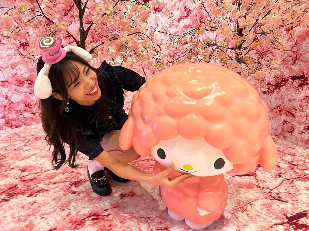 斉藤めぐさんのインスタグラム写真 - (斉藤めぐInstagram)「. . ピアノちゃんの顎よしよししてる🐏🩷 . #サンリオ #サンリオピューロランド #ピューロランド #マイメロ #ピアノちゃん」10月28日 23時10分 - megusaitou