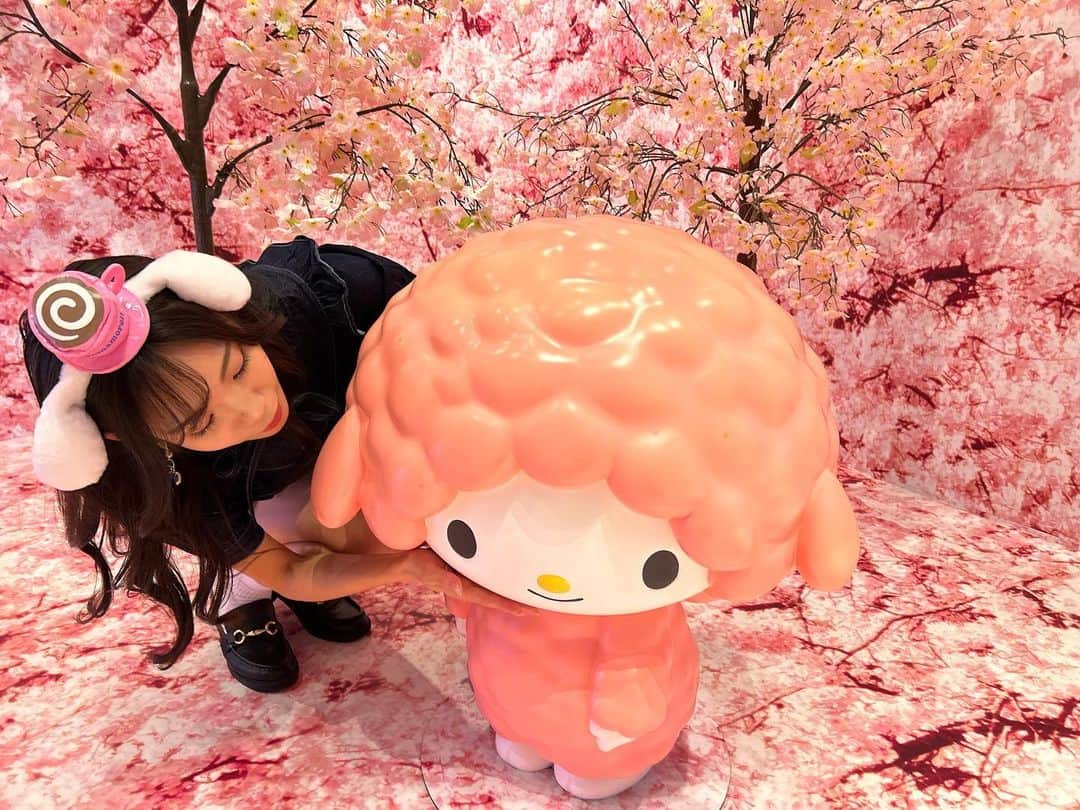 斉藤めぐさんのインスタグラム写真 - (斉藤めぐInstagram)「. . ピアノちゃんの顎よしよししてる🐏🩷 . #サンリオ #サンリオピューロランド #ピューロランド #マイメロ #ピアノちゃん」10月28日 23時10分 - megusaitou