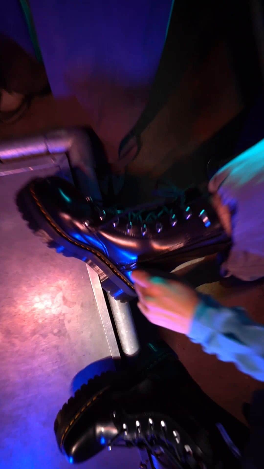 ドクターマーチンのインスタグラム：「Built for tomorrow. This rework of our countercultural Jadon boot is fitted with a padded collar and futuristic shiny oval-shaped hardware. Available via the link in bio.」