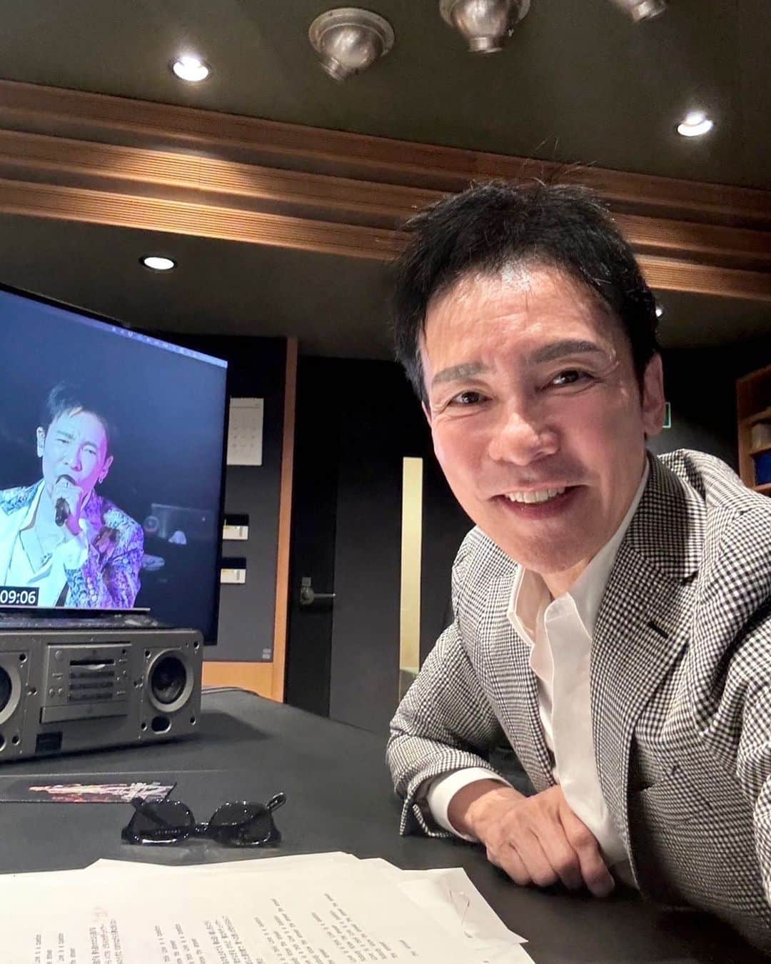 郷ひろみのインスタグラム：「今日は今年のコンサートDVDの音源チェックを、SONYのスタジオでやっていたよ👍  Today, I am checking music for the 2023 concert DVD in the SONY's studio. It has been a long time to take a selfie.  #郷ひろみ#hiromigo」