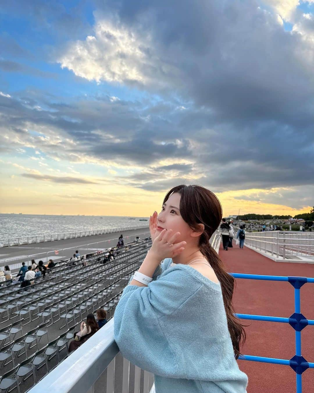 伊藤奈月さんのインスタグラム写真 - (伊藤奈月Instagram)「⁡ 秋の花火大会🍂 ⁡ 先週の花火大会😌🫶🏻 今年 コロナ禍明けの再開で 今までは真夏だったけど 今年は 秋の開催でした🍠 ⁡ お席は 特別席という SS席より良いランクの席があったので 試しにそこにしてみたら、 花火と自分の間に 何にも無いスペシャルな空間のお席で、 花火に浸れました🥹🫶🏻 感動的🫶🏻 ⁡ キッチンカーも 会場に たくさん来てくれていて、 どれもクオリティ高そうなお店で 美味しそうだった〜🤤 ⁡ ⁡ #花火大会」10月28日 23時13分 - naachan__