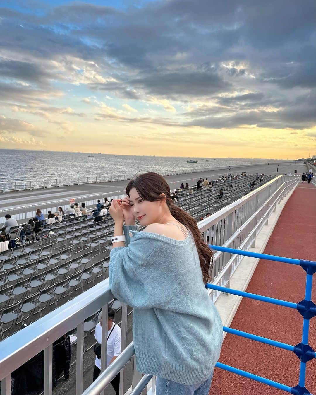 伊藤奈月さんのインスタグラム写真 - (伊藤奈月Instagram)「⁡ 秋の花火大会🍂 ⁡ 先週の花火大会😌🫶🏻 今年 コロナ禍明けの再開で 今までは真夏だったけど 今年は 秋の開催でした🍠 ⁡ お席は 特別席という SS席より良いランクの席があったので 試しにそこにしてみたら、 花火と自分の間に 何にも無いスペシャルな空間のお席で、 花火に浸れました🥹🫶🏻 感動的🫶🏻 ⁡ キッチンカーも 会場に たくさん来てくれていて、 どれもクオリティ高そうなお店で 美味しそうだった〜🤤 ⁡ ⁡ #花火大会」10月28日 23時13分 - naachan__