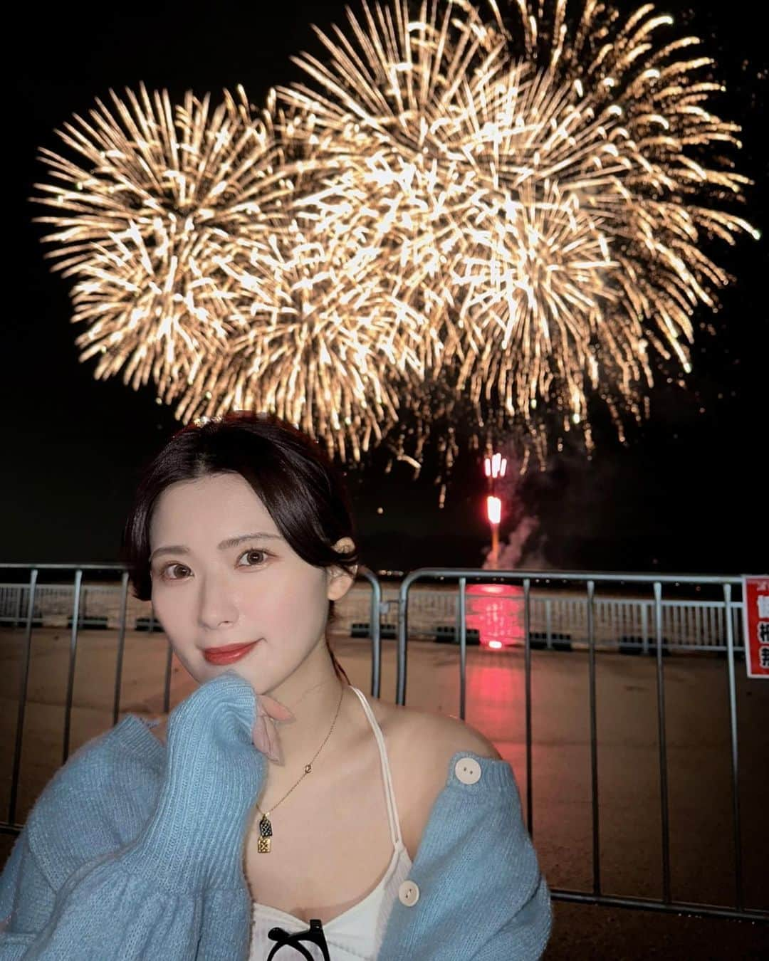 伊藤奈月のインスタグラム：「⁡ 秋の花火大会🍂 ⁡ 先週の花火大会😌🫶🏻 今年 コロナ禍明けの再開で 今までは真夏だったけど 今年は 秋の開催でした🍠 ⁡ お席は 特別席という SS席より良いランクの席があったので 試しにそこにしてみたら、 花火と自分の間に 何にも無いスペシャルな空間のお席で、 花火に浸れました🥹🫶🏻 感動的🫶🏻 ⁡ キッチンカーも 会場に たくさん来てくれていて、 どれもクオリティ高そうなお店で 美味しそうだった〜🤤 ⁡ ⁡ #花火大会」