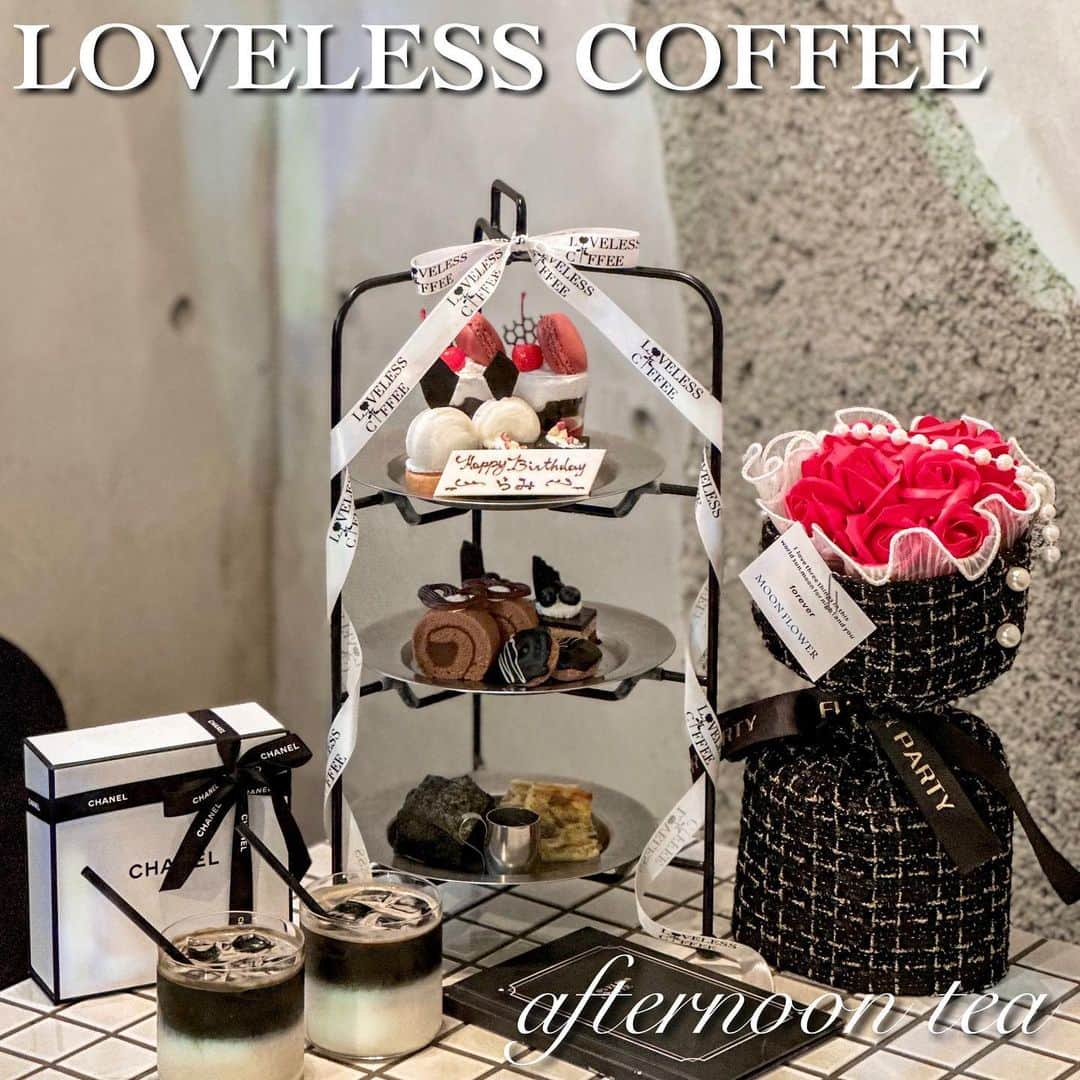 石橋あこのインスタグラム：「🌹  ◆LOVELESS COFFEE @lovelesscoffee   ◆アフタヌーンティーセット ¥3,500-  📍福岡市中央区大宮1-3-22 1F  久々にLOVELESSのアフタヌーンティー🫖 前回はオープンしてすぐにヌンティしたんだけど その時より可愛さ増してた☺️ 色味の統一感がかわいいよね🌹🖤 今回はBD利用したのでお花とプレゼントも色合わせして 大好き空間でした🥹  　  #LOVELESSCOFFEE#ラブレスコーヒー#LOVELESS#大宮カフェ#薬院カフェ#薬院グルメ#福岡カフェ#福岡アフタヌーンティー#福岡グルメ #福岡カフェ#福岡スイーツ#カフェ好きな人と繋がりたい#afternoontea #アフヌン#ヌン活#福岡ヌン活#アフタヌーンティー#アフタヌーンティー巡り#アフタヌーンティー部#酒店下午茶#下午茶#下午#애프터눈티#アフタヌーンティー福岡」