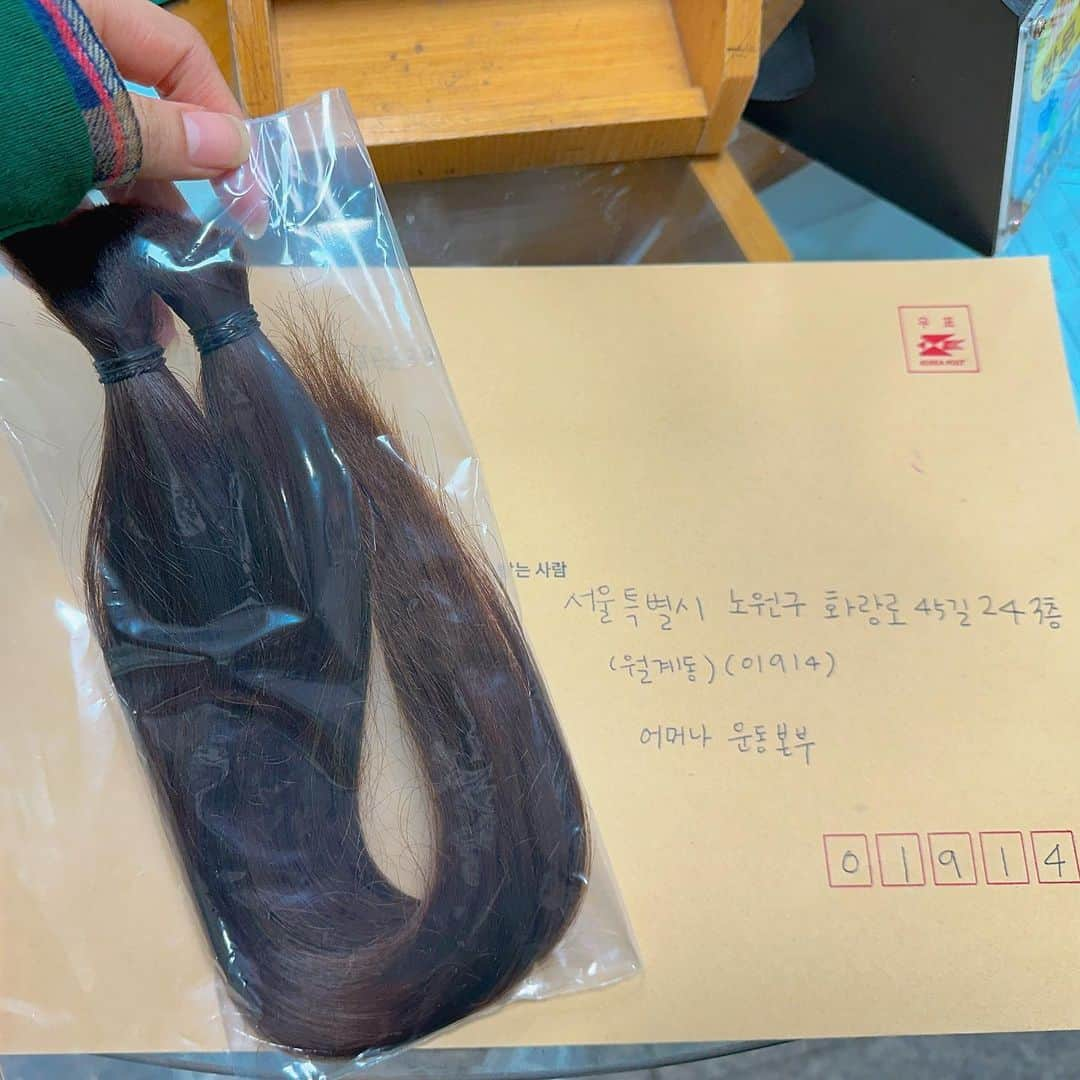 キム・ソラさんのインスタグラム写真 - (キム・ソラInstagram)「• 싹둑✂️  어마어마하게 길던 머리를 잘랐어요! 요즘은 염색했던 머리도 기부할 수 있더라구요👍 어린 암 환자들을 위한 머리카락 나눔활동   #어머나운동본부 #어머나운동본부모발기증」10月28日 23時18分 - sora.o_o