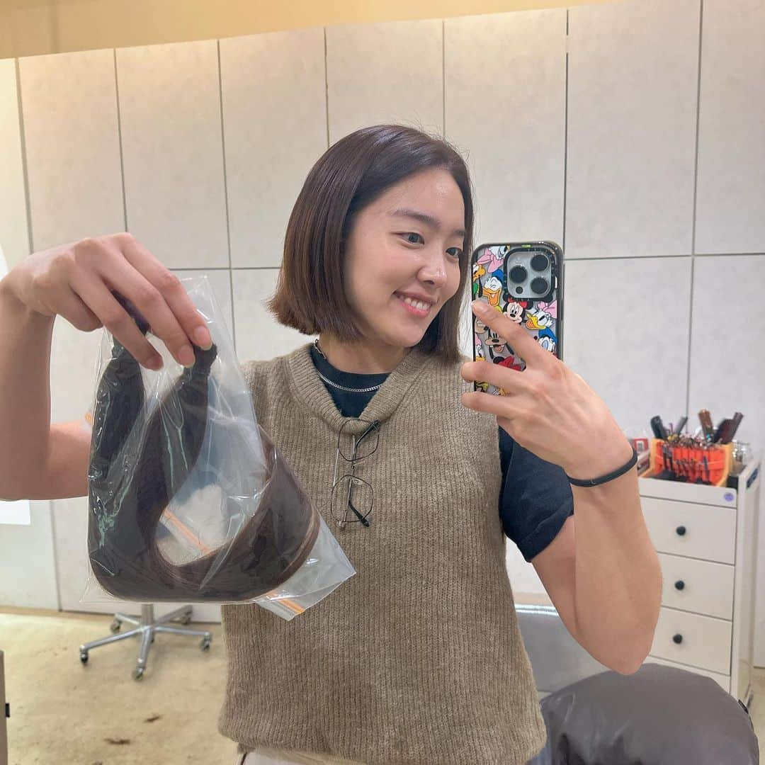 キム・ソラさんのインスタグラム写真 - (キム・ソラInstagram)「• 싹둑✂️  어마어마하게 길던 머리를 잘랐어요! 요즘은 염색했던 머리도 기부할 수 있더라구요👍 어린 암 환자들을 위한 머리카락 나눔활동   #어머나운동본부 #어머나운동본부모발기증」10月28日 23時18分 - sora.o_o