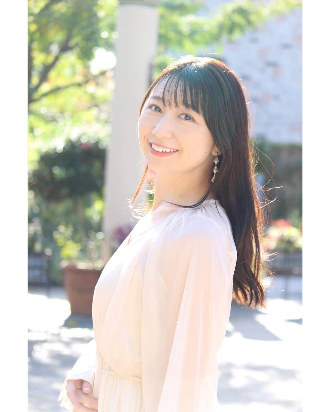 夏目樹里のインスタグラム：「新しい宣材写真を撮っていただきました〜🥰✨  ところでさっき気づいたんだけど、、 右目の上のホクロが薄くなってるー！✌️  昔はもっと目立ってたから コンシーラーで隠したりしてたのに！  こんなまぶたの薄い皮膚でも コツコツターンオーバーされてる感動😂✨ . . . #Bright #芸能プロダクション」