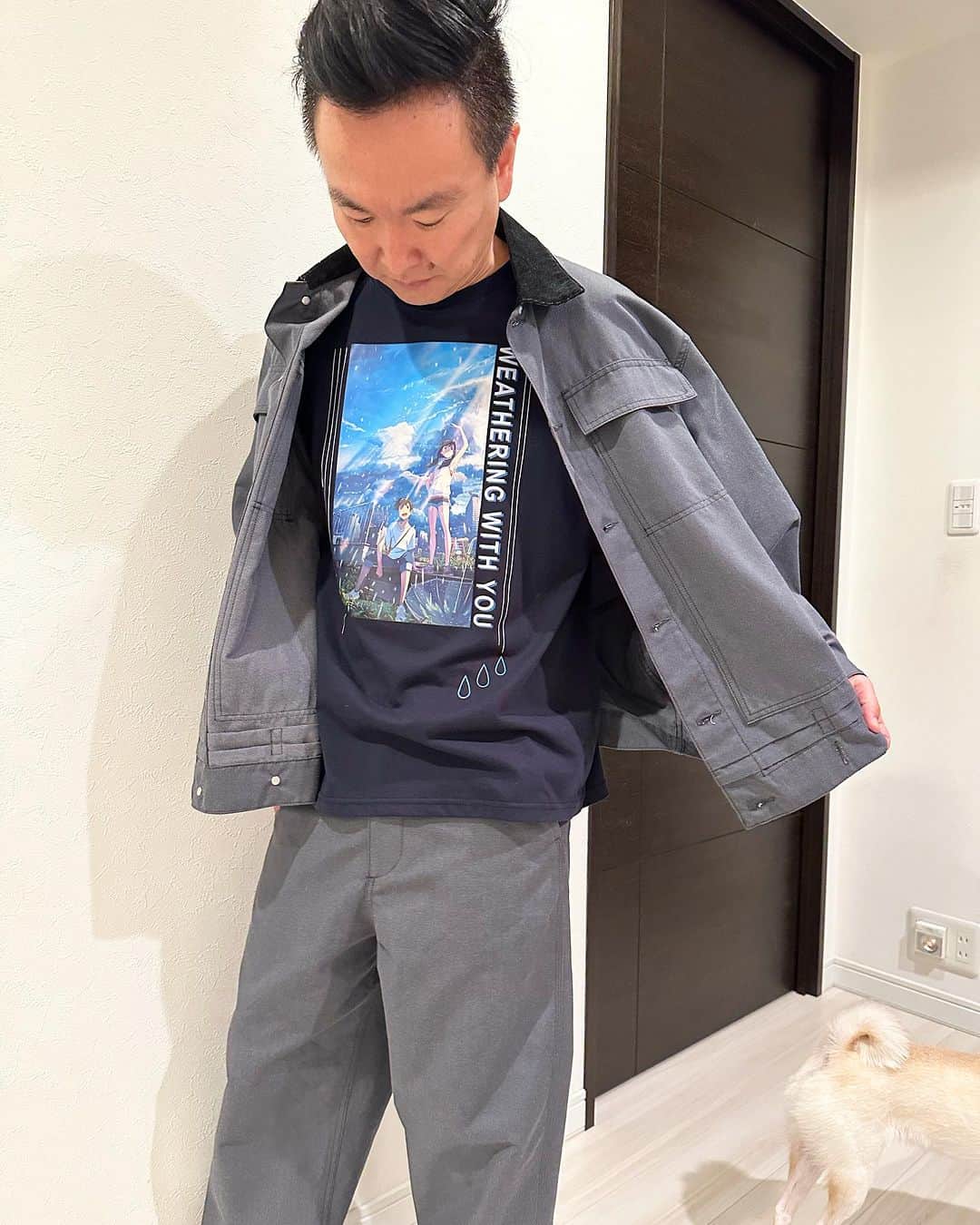 山内健司（かまいたち）のインスタグラム：「。 今日は天気の子のTシャツ✋  君の名は　に次いでめちゃくちゃ好きな映画🎞️  最後の『世界が君の小さな〜』のカットインのとこ鳥肌もんでした  当時売ってたんだろうけど、映画のTシャツ買うという発想がなかったなぁ😂  新海誠監督、細田守監督の作品のTシャツ全部揃えていってる😂😂😂  UTじゃなくてオフィシャルのやつ✋  来年のVCMでノブさんとお店出したいなぁ😂😂😂  セットアップはbeautiful people✋  半ケツ見えてるのはむぎちゃん🐕  #ヴィンテージTシャツ #天気の子 #かまいたち山内」