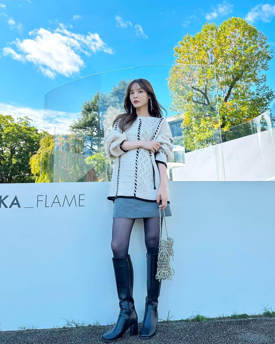 磯田 ひかる(Hikaru Isoda) のインスタグラム：「こんばんは♡ 週末いかがお過ごしですか？🥰 東京はお天気が良くてお出かけ日和でした🫶  この日はステッチが可愛いニットを٩( ´ω` )و 今はニット1枚で過ごすと良い感じ✨️  ゆるニットとミニスカートのコーデ好き🪿🪽  【着用アイテム】 Tops @classicalelf_official  2wayクレイジーステッチクルーネックニット アイボリー M ¥4,498税込  Skirt @uniqlo  プレミアムラムミニスカート グレー S ¥2,990  Bag @casselini_official  リボンビーズバッグ ¥9,900  —————————— picaru：162cm / 骨格ウェーブ 1st ブライトスプリング 2nd ブライトサマー  大人可愛いスタイルアップコーデ ヘアメイクを合わせた トータルスタイリングを提案🤍  不定期にストーリーで ファッションお悩み相談募集中🥰 ——————————  他の投稿を見る→【@picaruuu】」