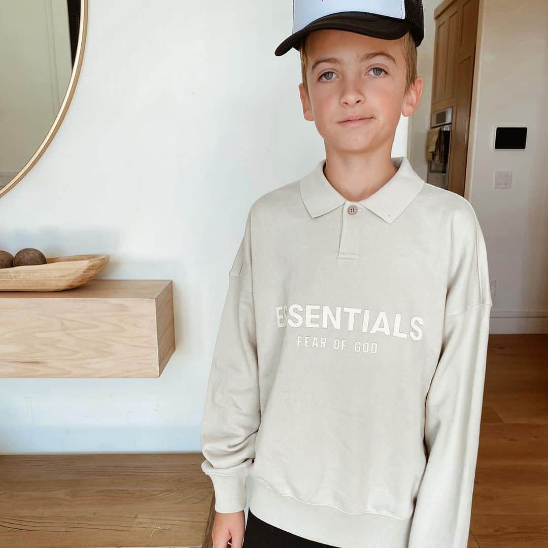 Cara Van Brocklinさんのインスタグラム写真 - (Cara Van BrocklinInstagram)「The boy with the golden heart turned 12 today! I truly don’t think there is a kinder soul in the world than Hanes. It may sound crazy because I’m his mother, but I look up to him in every single way. He is just one of those people that are so easy to love and you want to be around as much as possible. And man is he the best big brother! I’m pretty sure he’s also the most responsible 12 year old, his nickname is party dad because he’s always looking out for everyone else and making sure everyone is making good decision haha. Even though he is responsible enough to be an adult, he is still so innocent and pure. I am so proud to be his mom and can’t believe my baby is 12. Everyone go wish Hanes the happiest bday!!」10月28日 23時35分 - caraloren