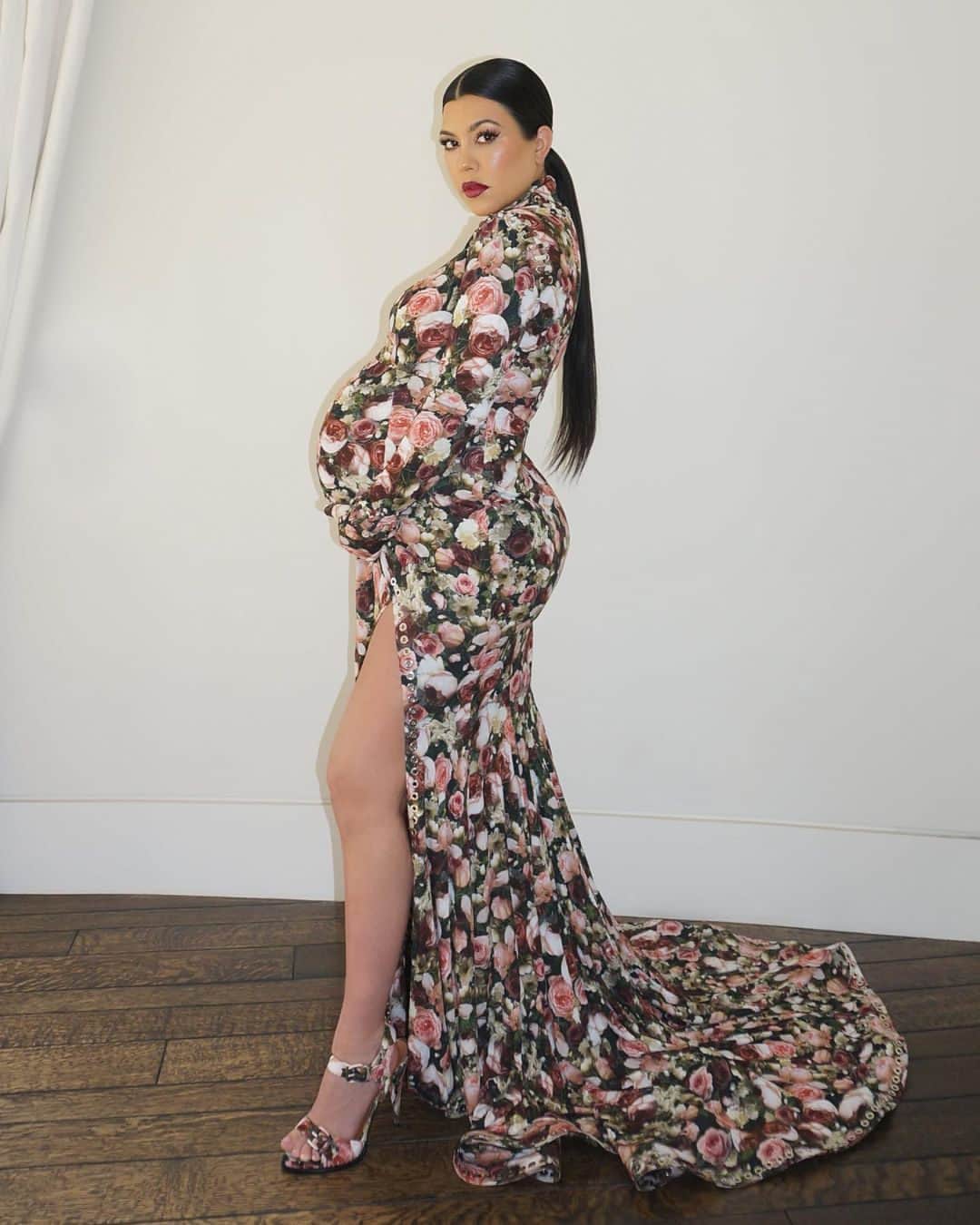 Harper's BAZAARのインスタグラム：「@kourtneykardash kicked off Halloweekend by channeling sister @kimkardashian’s 2013 Met Gala floral @givenchy look, which Kim wore while pregnant with eldest child North West. 👏  Photo via @kourtneykardash」