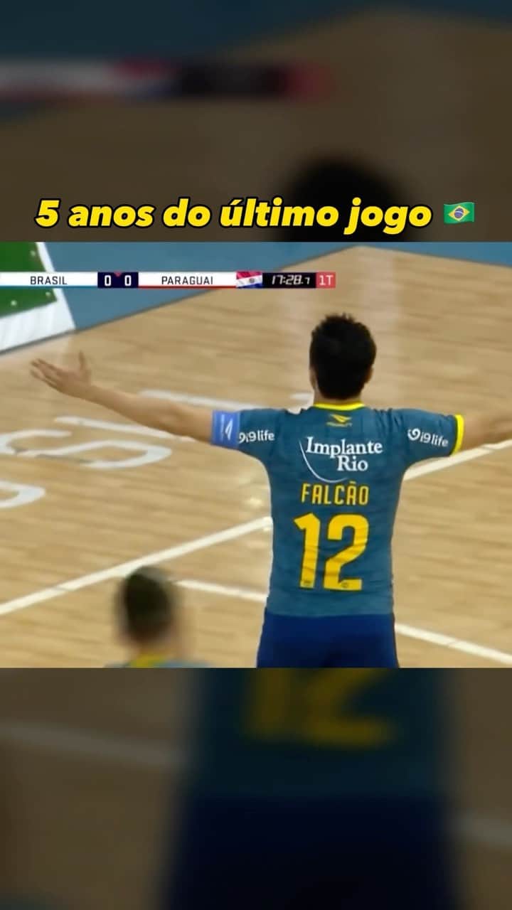 アレッサンドロ・ローザ・ヴィエイラのインスタグラム：「28/10/2018 - 5 anos do fim de uma história com a camisa da Seleção 🇧🇷!  Foi em Jaraguá Do Sul SC, tinha que ser la!  Eram 257 jogos e 399 gols, era um Brasil x Paraguai, tínhamos que vencer, tinha que ser especial!   ✅ E foi, Brasil 4x2 Paraguai, na cidade onde vivi 8 anos perfeitos, e veio o gol 400 e 401!  Assistência gol 400 @rodrigoha Capita  Assistência gol 401 @l.lino17 Craque  Narração @dandansportv Gênio 🎤   A história de 20 anos se encerrou nesse dia!   258 jogos!✅   401 gols! ✅  48 gols em copas do mundo! ✅  Mais de 30 títulos! ✅  Obrigado futsal 🇧🇷❤️」