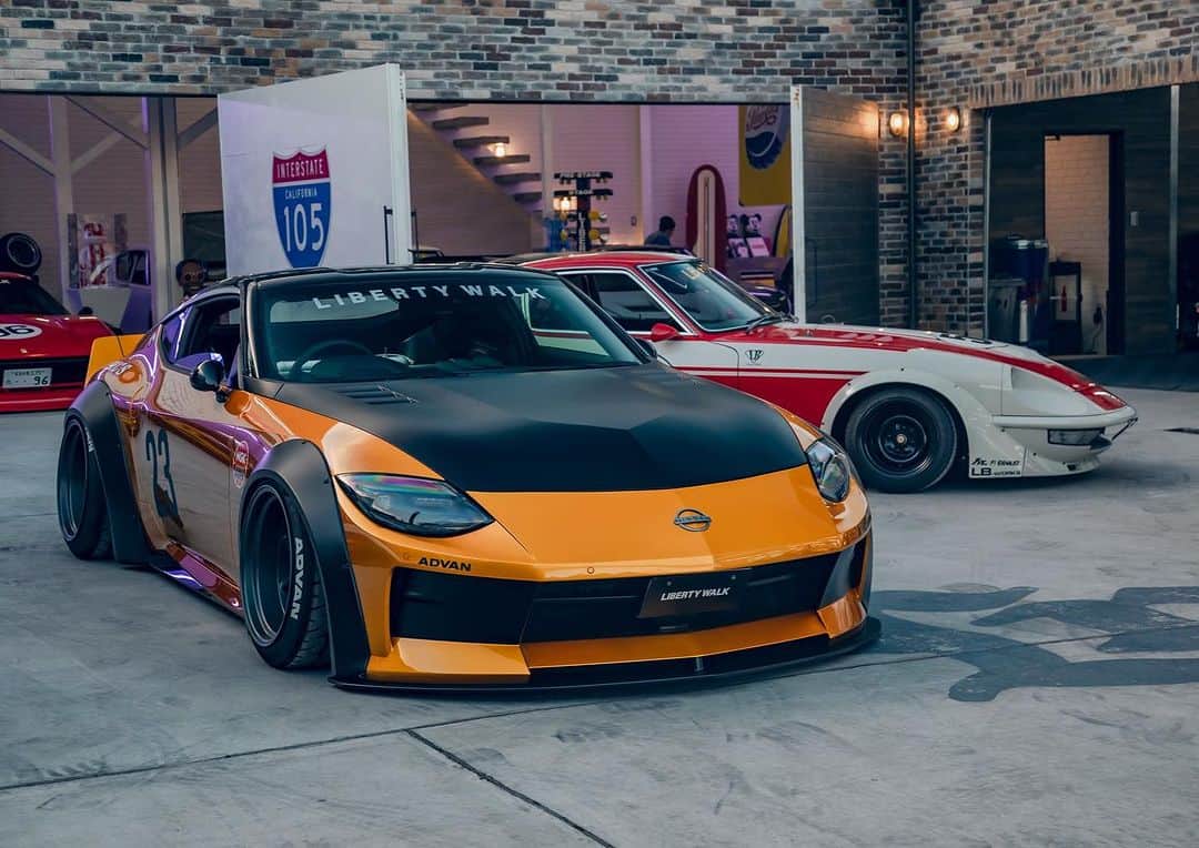 Wataru Katoのインスタグラム：「Unveiling two new our products at Liberty Walk HQ☀️  LB-WORKS MCLAREN 720S & LB-WORKS Fairlady Z RZ34(400Z)  新作Body kit 2台のアンベール🔥🔥  https://youtu.be/2qjPOMNEnoI?si=MNvmzk0inL7z0Elh  Next unveil it at #semashow 2023 🇺🇸!! Stay tune until you will see at SEMA Show !! @libertywalk.usa & @ltmw & @doczilla12 & @rohanawheels & @alpharexusa & @wheelpros & @motegiracing & @thehoonigans & @mrk.rcnl !!」