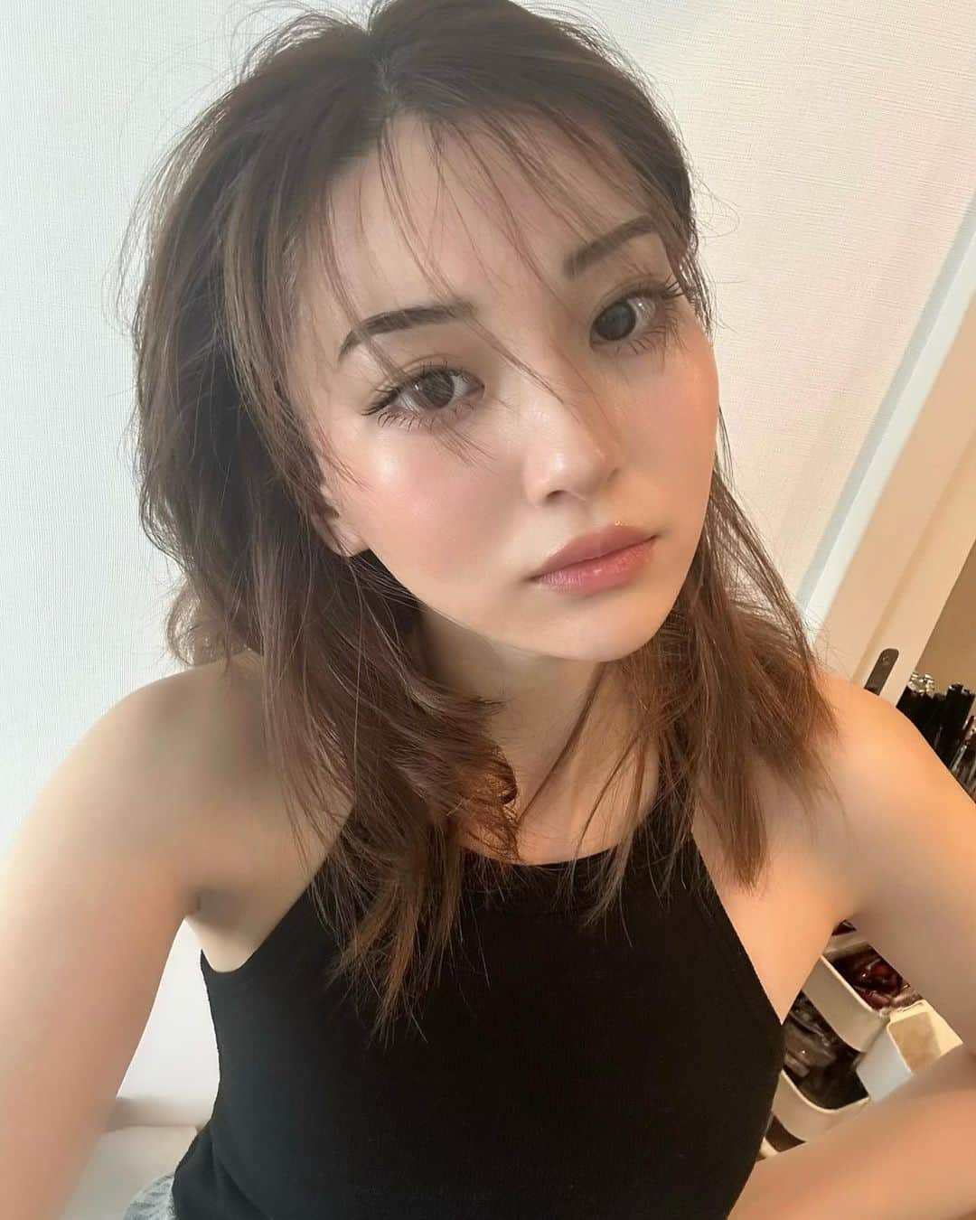 金谷鞠杏のインスタグラム：「ーーーーーーーーーーーーーー Hi ⁡ リアルに毎日愛用しているルルルン、 9回目のリニューアルで新商品登場！ ⁡ お肌が嬉しいことって何だろう？を考えて、 成分も使い心地も一新したそう🍑 ⁡ 「みんなに（Everyone）」 「毎日（Everyday）」 「いつでも（Everytime）」 使ってもらいたいという思いから、名前は「エブリーズ」♡ ⁡ 3層構造のシートの真ん中の貯水槽に たっぷりの化粧水が含まれていて、 ゆっくり時間をかけて浸透。 その後はいつも通りのスキンケア。 ナチュラルに毎日取り入れられるの🫧 ⁡ 毎日継続することが大切だから、 取り出しやすさ、広げやすさも好きなポイントで、 ストレスフリーなところもルルルンの魅力⭐️ ⁡ 大注目のルルルンシリーズ、 一緒につかってみない？♡ ⁡ #PR #ルルルン #化粧水フェイクマスク #パック #肌荒れを防ぐ」