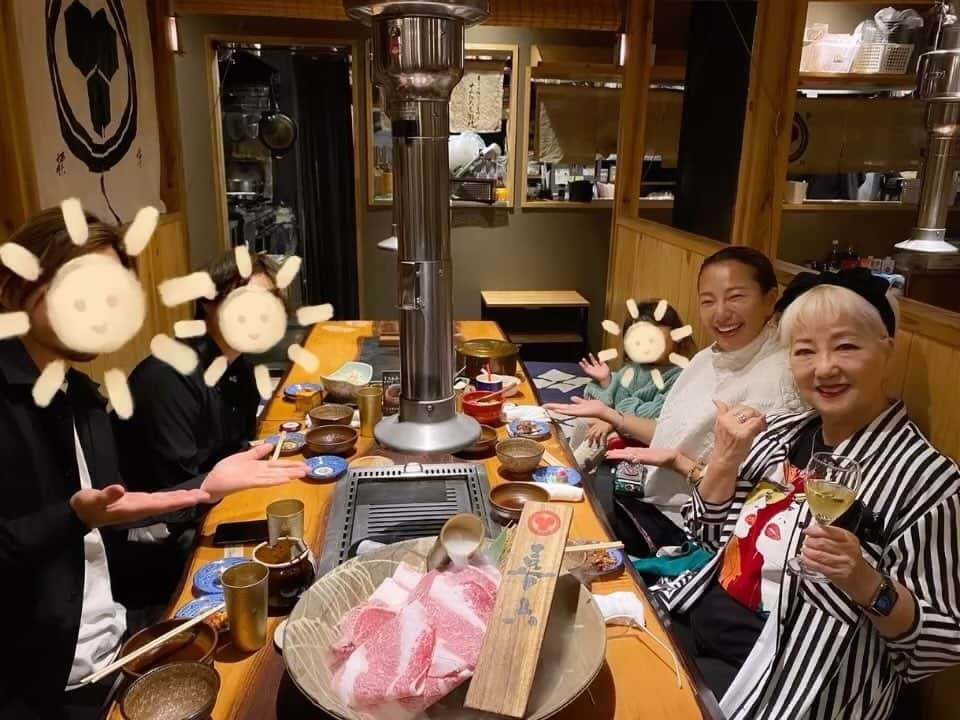 三船美佳のインスタグラム：「今日は母のお誕生日🎂 いつまでも元気で長生きしてください⭐️ いつも明るくハッピーな姿に いつも支えられてます😊  今日はパパが『いい感じのお店見つけたよー』って 決めてくれて、家族で美味しい時間を過ごしてたら お店の方みんなでお祝いしてくださって とにかく嬉しく幸せな思い出ができました🤩  本当にありがとうございます😁  お誕生日って、改めて 感謝を伝えられる日。 やっぱり幾つになっても 良いものですね🥳  #牛とろ焼きしゃぶ専門店十二松六左衛門 @rokuzaemon_minoh ４年振りにありがとうございます😊 @yuitane @kyon__coolaulin」