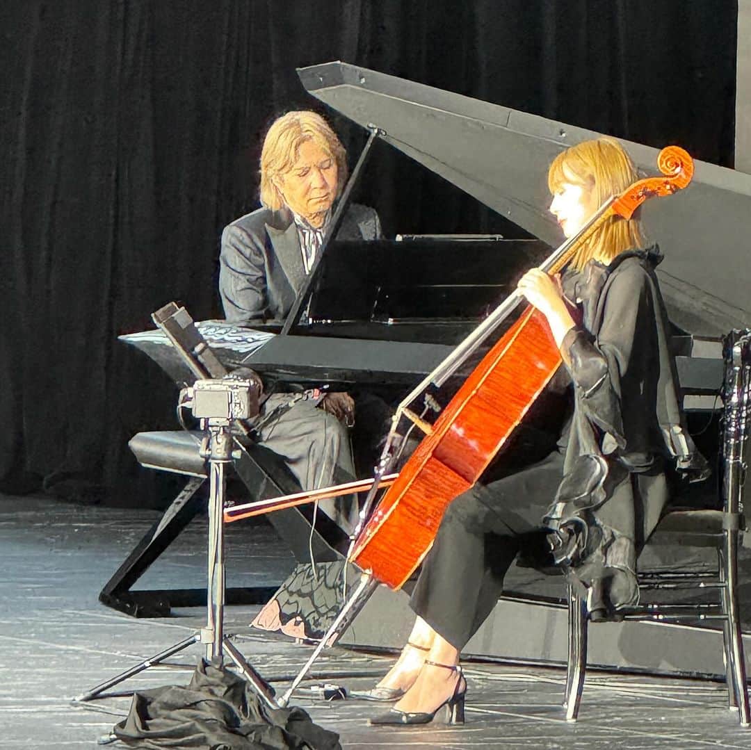 牛窪万里子さんのインスタグラム写真 - (牛窪万里子Instagram)「昨日は戸田久実さんと『JUN ASHIDA / TAE ASHIDA 60TH ANNIVERSARY SPRING SUMMER COLLECTION 2024』へ。  60周年記念とした「JUN ASHIDA」と「TAE ASHIDA」の合同で開催されたショーで小室哲哉さんのピアノ演奏とバイオリン、大平修蔵さんのDJによる豪華なパフォーマンスでした。  デニム素材を使った様々なデザインや、白を基調にしたファッションも新鮮で、二つのブランドの個性の違いを楽しみながら、美しいモデルの方々が纏う衣装の数々にうっとりしました。  ショー終了後にはフォトスポットが設置れ、藤原紀香さんや、高島礼子さん、神田うのさん、浅岡ルリ子さんがいらっしゃいました。私達もこの日はTAE ASHIDAファッションで伺い、芦田多恵さんと記念撮影させて頂きました。  60周年おめでとうございました。素晴らしいショーをありがとうございました。  #taeashida #junashida #60周年 #春夏コレクション #ファッションショー #芦田多恵さん @taeashida @tae_ashida_official」10月28日 23時29分 - mariko_ushikubo