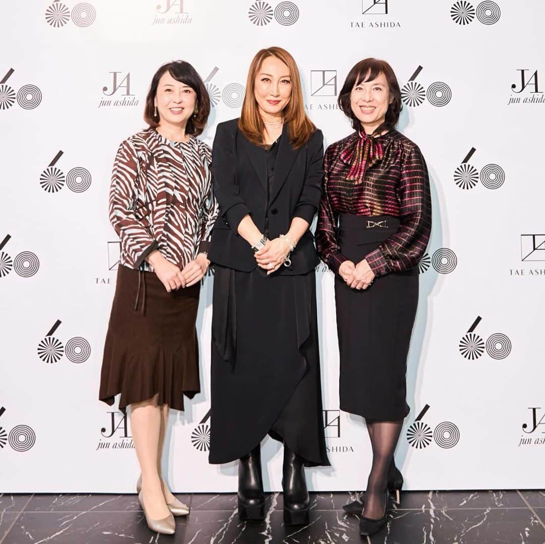 牛窪万里子のインスタグラム：「昨日は戸田久実さんと『JUN ASHIDA / TAE ASHIDA 60TH ANNIVERSARY SPRING SUMMER COLLECTION 2024』へ。  60周年記念とした「JUN ASHIDA」と「TAE ASHIDA」の合同で開催されたショーで小室哲哉さんのピアノ演奏とバイオリン、大平修蔵さんのDJによる豪華なパフォーマンスでした。  デニム素材を使った様々なデザインや、白を基調にしたファッションも新鮮で、二つのブランドの個性の違いを楽しみながら、美しいモデルの方々が纏う衣装の数々にうっとりしました。  ショー終了後にはフォトスポットが設置れ、藤原紀香さんや、高島礼子さん、神田うのさん、浅岡ルリ子さんがいらっしゃいました。私達もこの日はTAE ASHIDAファッションで伺い、芦田多恵さんと記念撮影させて頂きました。  60周年おめでとうございました。素晴らしいショーをありがとうございました。  #taeashida #junashida #60周年 #春夏コレクション #ファッションショー #芦田多恵さん @taeashida @tae_ashida_official」