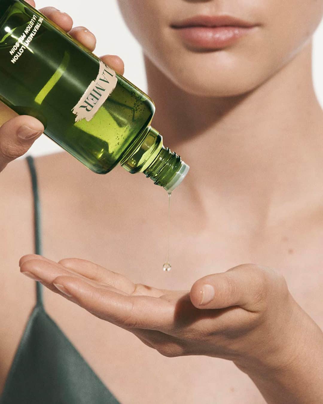 ドゥラメールのインスタグラム：「Fall is here, and so is glowing skin. Hydrate, visibly smooth, and enhance radiance with The Treatment Lotion. Shop it during Sephora’s Beauty Insider Event: 20% off for Rouge members, 15% off for VIBs, and 10% off for Insiders.  Shop all La Mer exclusives @sephora online between 10/27-11/6. For Beauty Insiders in the United States. Exclusions/terms apply, see Sephora.com for details. #LaMer #LaMerSkincare #LaMerTreatmentLotion」