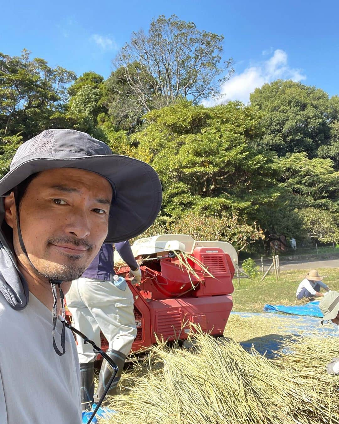 前川泰之のインスタグラム：「キャプションを入力… 今日初めて、、 前々から参加したかった、地域の山林の保全管理活動に次男6歳と参加してきました😌  毎週活動日が決まっていて、年間を通して山林の保全や管理、農作業を通して交流をはかりながら山林の楽しさ、素晴らしさを体験するというもの。  初めての今日は『脱穀』でした。 いやぁ楽しかった✨✨✨ 僕も初めての経験で、子供と一緒に乾燥した稲の束を運び、脱穀機にかけ脱穀し、稲籾のとれた藁はまた肥料にすべく、束ねていく。 淡々とした作業だけど、稲の束を稲で結ぶのに濡らしてからやるといいとか、知らない事ばかりで黙々と働きました。 (こういう作業、向いてるな俺😏) うちのチビも沢山運んで、竹で作った脱穀機で一生懸命働いていました。  今日は参加者が少ないとのことだったけど、高齢者から小さな子までいて、年齢を超えた交流の中で楽しいながらもたくさんの事を見たり聞いたりして、教わって身体動かして、とても有意義な時間でした。  僕は昔テレビで見た、日本に昔からあると言う『結ーゆいー』という言葉が好きなんだけど、こういうのが結に近いのかなぁなんて、疑似体験出来て何だかホッコリ。  結とは、集落の住民総出で助け合って作業をするような、相互扶助の精神で成り立つ作業のこと、、だそうです。  今はめっきり、、というか僕も経験した事ないけど、こうやって子供達が地域のお年寄りと交流するのはとても自然で良い事だし、里山の仕組みを良く知る先輩方から自然の仕組みや成り立ち、どうして人が手を入れていかなければならないか、など教われるのは本当に良い事だなと感じました。(もちろん授業的ではなく作業や会話の中で教えてもらうのだけど。)  家族で続けられるといいなぁ😌 子供達に色々感じて欲しい。 お金を稼ぐ仕事とはまた違った仕事。でもそれが人間が自然に生かしてもらっていくために必要な仕事だという事とか、、なんとなーくいつか感じてくれたら良いなぁなんて。　  お昼に作ってもらったお味噌汁。次男君はとても気に入っておかわりもし、『入ってるさつまいも、食べた事ないぐらい美味しい✨』と感激していました。  もちろん素材の良さもあるけど、きっと沢山働いたからだね😌 今日はアマガエルもカマキリも出てきてくれて、次男君は大喜び。 今はすでに夢の中です💤  さて、やっぱり作業用の長靴買うかな😏  #ちょい田舎暮らし　#海近生活　#里山好き　#里川好き　#農業体験」