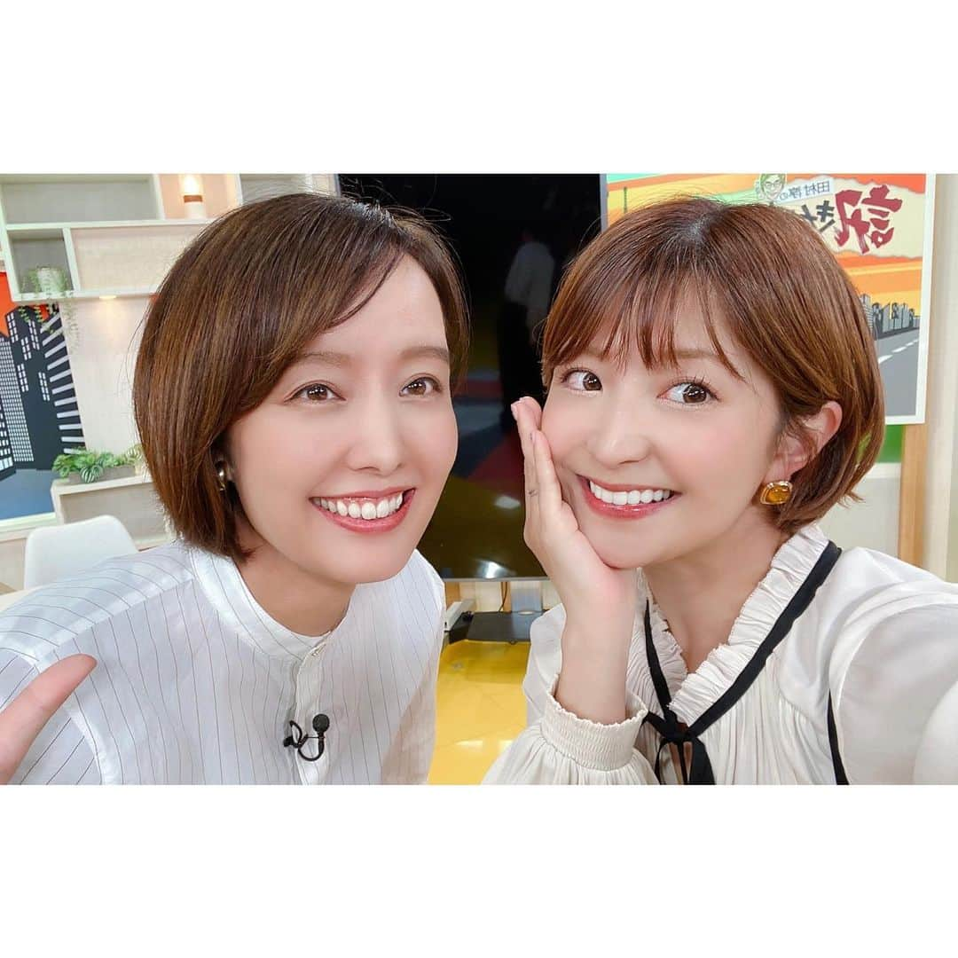 矢口真里のインスタグラム：「合唱仲間のひとみさん🥹✨ 会えて嬉しかったです♡ 裏表がなくとにかく明るく エネルギッシュな姉さん✨ ひとみ姉さんの強さに憧れます🥹✨ かっちょいい！！  本日の衣装は、 白黒でピアスがオレンジっぽいので、 ちょっとハロウィンを意識しました🎃 ちょっとだけね♡」