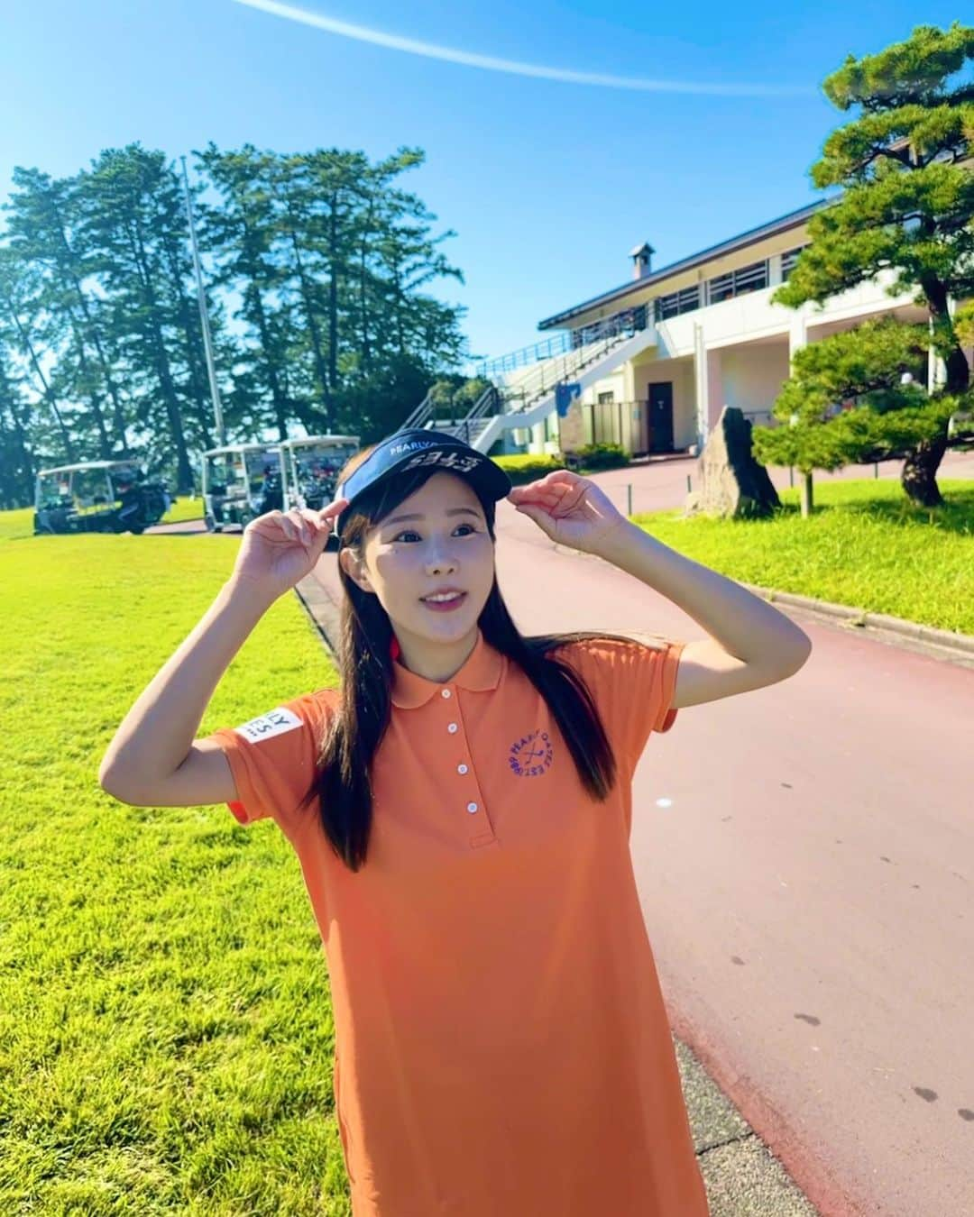 馬場ももこのインスタグラム：「🍑 先週ゴルフコンペに参加したよ！ 楽しかったなあ🏌️‍♀️🧡気持ちの良い秋晴れ🍂 ウエアも企業カラーに合わせてオレンジ🍊  皆様素敵な日曜日になりますように⭐️ ⁡ 🧢👗🧦@pearlygates_official  ⁡ #ゴルフ#コンペ#ゴルフコンペ #アナウンサー#秋#pearlygates #楽しい#🏌️‍♀️#⛳️#スコア#スコア#スコア#練習」