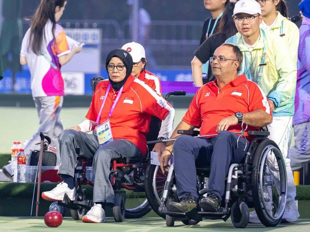 リー・シェンロンさんのインスタグラム写真 - (リー・シェンロンInstagram)「Well done @teamsingapore for flying our flag high at the 4th Asian Para Games (APG) in Hangzhou! 🇸🇬 Our athletes brought home 3 gold, 3 silver, and 2 bronze medals from the games.   Half our contingent were making their Asiad debuts. I am glad they acquitted themselves well and showed how to overcome challenges through perseverance and hard work. I look forward to seeing them soar to greater heights in future! – LHL   #OneTeamSG #OneTeamOneDream  (SportSG Photos by [1,5] Jeremy Lee, [2,3] Flona Hakim, [4,6,7] Dyan Tjhia)」10月28日 23時36分 - leehsienloong