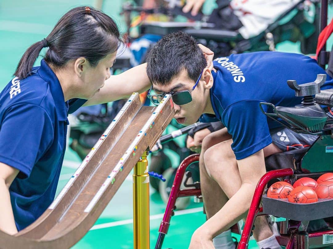 リー・シェンロンさんのインスタグラム写真 - (リー・シェンロンInstagram)「Well done @teamsingapore for flying our flag high at the 4th Asian Para Games (APG) in Hangzhou! 🇸🇬 Our athletes brought home 3 gold, 3 silver, and 2 bronze medals from the games.   Half our contingent were making their Asiad debuts. I am glad they acquitted themselves well and showed how to overcome challenges through perseverance and hard work. I look forward to seeing them soar to greater heights in future! – LHL   #OneTeamSG #OneTeamOneDream  (SportSG Photos by [1,5] Jeremy Lee, [2,3] Flona Hakim, [4,6,7] Dyan Tjhia)」10月28日 23時36分 - leehsienloong