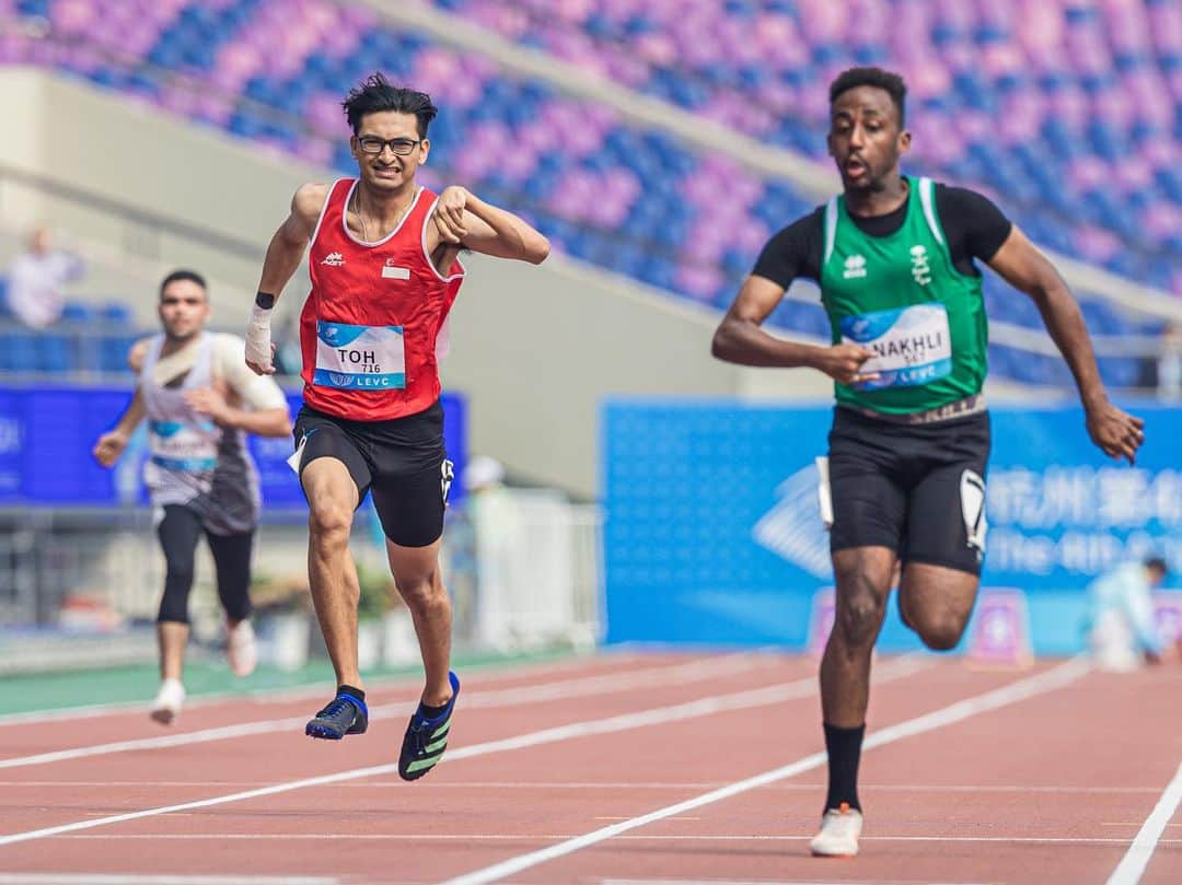 リー・シェンロンさんのインスタグラム写真 - (リー・シェンロンInstagram)「Well done @teamsingapore for flying our flag high at the 4th Asian Para Games (APG) in Hangzhou! 🇸🇬 Our athletes brought home 3 gold, 3 silver, and 2 bronze medals from the games.   Half our contingent were making their Asiad debuts. I am glad they acquitted themselves well and showed how to overcome challenges through perseverance and hard work. I look forward to seeing them soar to greater heights in future! – LHL   #OneTeamSG #OneTeamOneDream  (SportSG Photos by [1,5] Jeremy Lee, [2,3] Flona Hakim, [4,6,7] Dyan Tjhia)」10月28日 23時36分 - leehsienloong