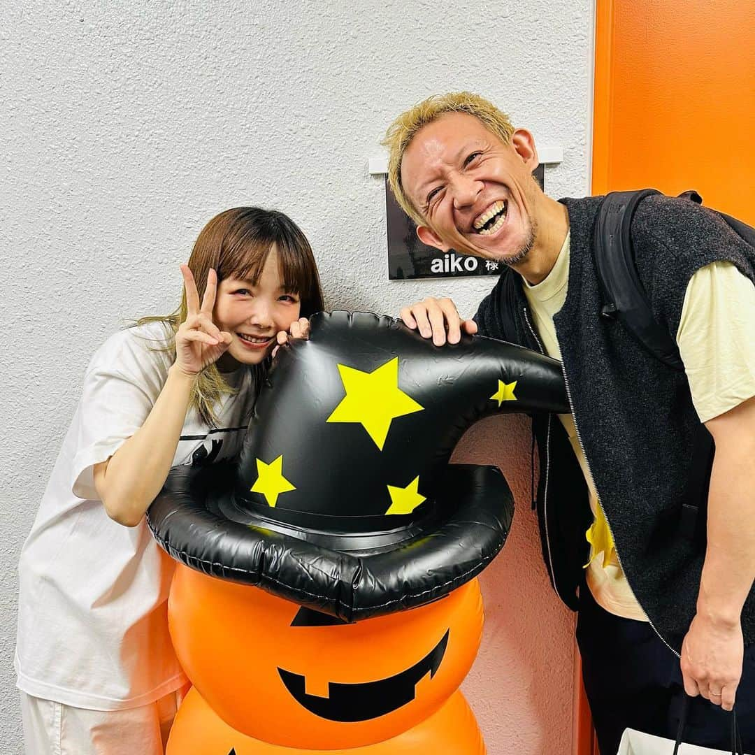 院長ヨモギダさんのインスタグラム写真 - (院長ヨモギダInstagram)「2023.10.28.(土) 🪩✨️🎤✨️🕺  ナインティナインのオールナイトニッポン歌謡祭in横浜アリーナ  その④ お久しぶりのaikoさんと❣️ aikoさんは以前の話も覚えて下さってたり、めちゃめちゃ気配りして下さる🥹♡スリムな身体から出るパワーは「愛」なんでしょうね🥹🫶 . . . #渋谷スポンジ  #美容鍼 #鍼灸 #マッサージ  #痩身 #ヘッドスパ #筋膜リリース 東京都渋谷区松濤1-28-6 麻生ビル2F☏‭0367127598‬ 定休日🌱木曜日 🍁ご予約はHP又はお電話(18時迄) ‭www.shibuya-sponge.com‬ . .  🐕✨1ヶ月以内リピート常時500円OFF❗ 🐕✨初回の方にプチギフト進呈🎁 🐕✨Instagramフォロワー様に美容シートパックプレゼント🎁 . . .  #小顔矯正 #ツヤ肌 #シミ改善 #顔のくすみ #ダイエット鍼 #腰痛 #肩こり #むくみ解消 #フェイスライン #顔のたるみ #リフトアップ効果 #偏頭痛  #骨盤調整 #姿勢改善 #猫背 #巻き肩 #アトピー性皮膚炎 #毛穴レス  #スマホ首 #目の下のクマ #ナインティナインのオールナイトニッポン歌謡祭 #ナインティナイン #aiko」10月28日 23時42分 - shibuya_sponge