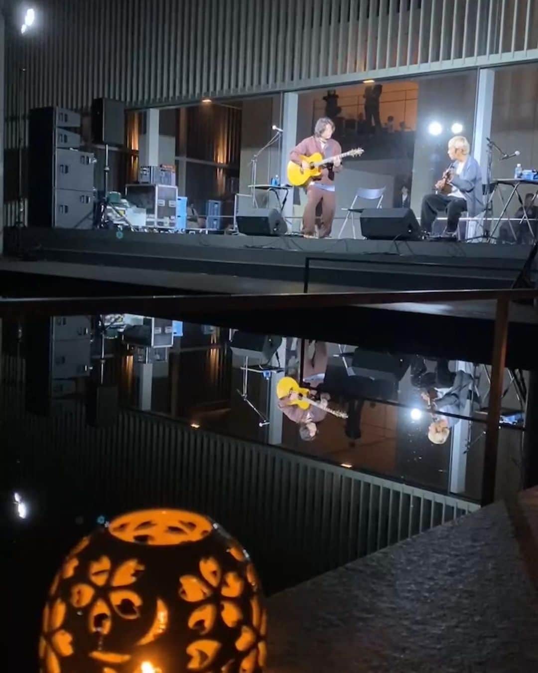 三浦拓也のインスタグラム：「2023.10.28  「博物館で夜の音楽会」  東京国立博物館  秋の夜、東京国立博物館の法隆寺宝物館ステージでの野外演奏。 天気にも恵まれ綺麗なお月様と一緒に気持ち良く演奏してきました🌕  ステージの周りには武田高明さんの燈火器が飾らており、お月様と相まってとても美しい空間。  セットリストも夜空の楽曲多めでお届けしました☺️  皆様ありがとうございました！  セットリスト  1.星の数だけ願いは届く 2.FLOW  3.琥珀星  4.寝待ちの月  5.START 6.War Cry 7.バタフライ 8.ONE  #DEPAPEPE」