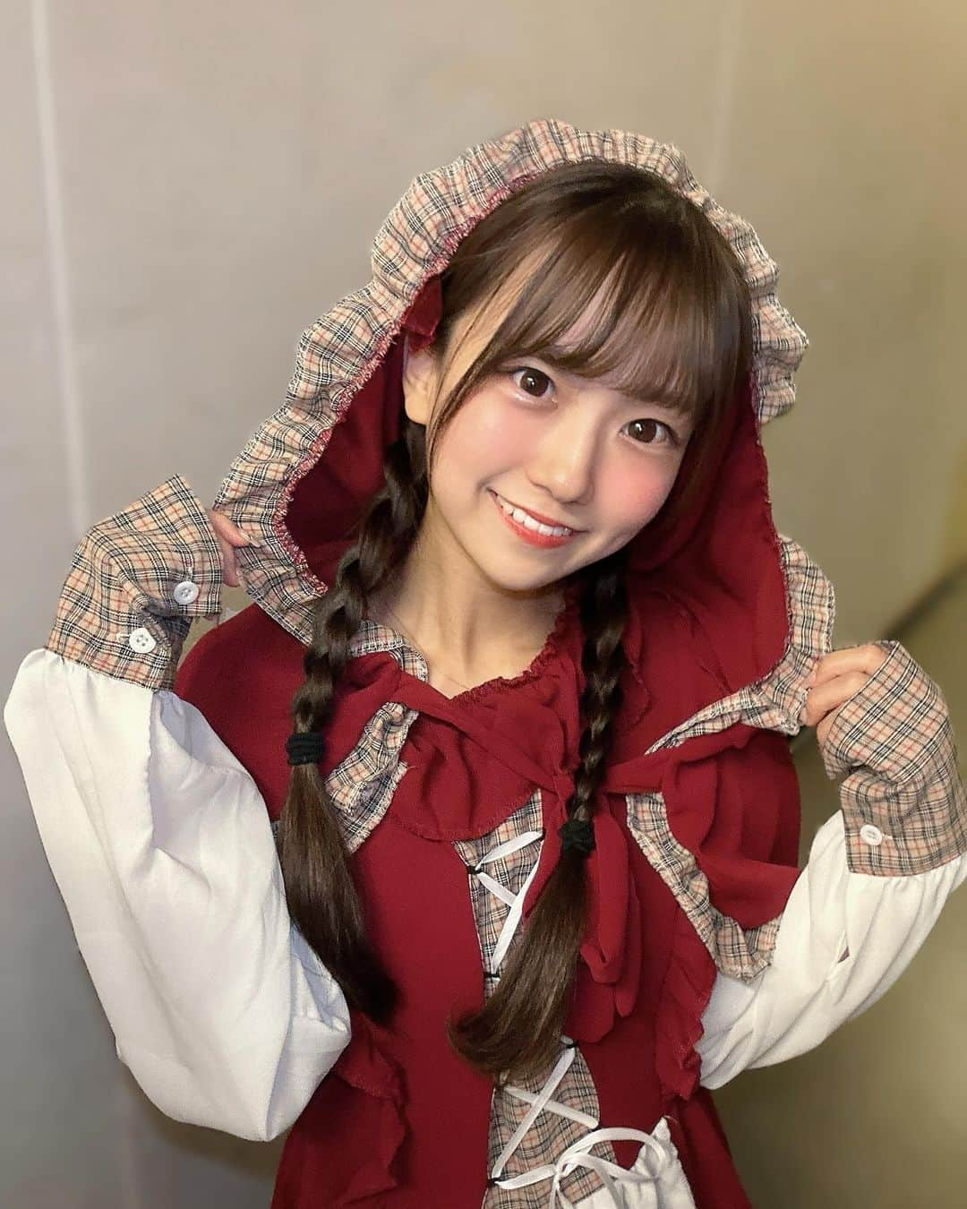 宮脇彩花のインスタグラム：「♡  今日は、赤ずきんになったよ🐺❤️  似合うかなーー？🥹❤︎  #地下アイドル #ライブアイドル #赤ずきんコスプレ #ハロウィンライブ🎃 #赤ずきんちゃんコスプレ #ハロウィンコスプレ2023 #バニクル #bunnylacrew」