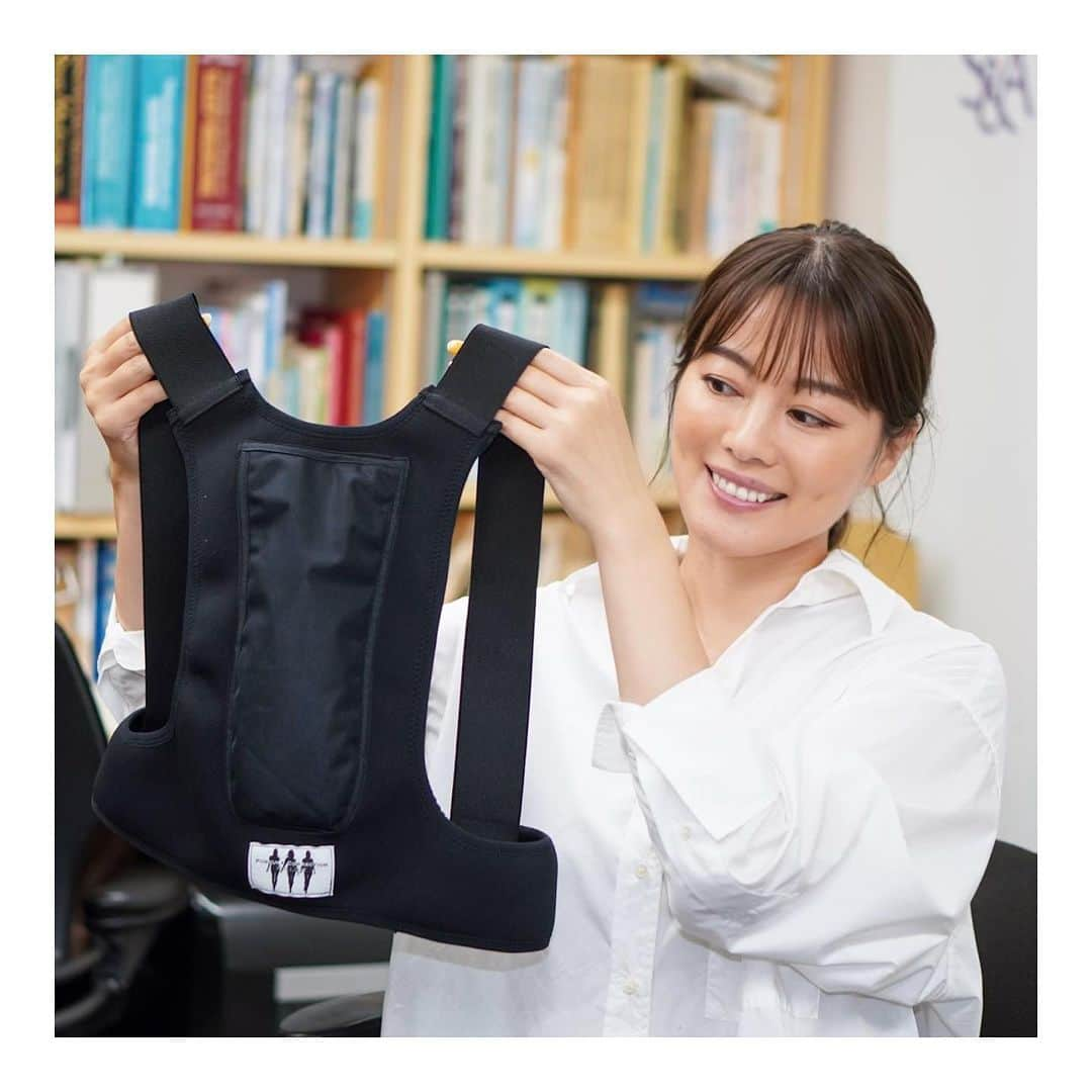 羽舞咲さんのインスタグラム写真 - (羽舞咲Instagram)「🎗Posture Correction Pillow ⁡ 「姿勢を支える枕」 ⁡ 超早割 20%OFFで応援購入いただける クラウドファンディングが 残り1日となりました!!（10月30日まで） ⁡ ＼寝ている間に姿勢改善ができないか？／ ⁡ という発想からスタートした商品開発 ⁡ “眠りを邪魔しない“ という点に最大限配慮し ⁡ 素材はタテヨコに伸びるパイル生地を使い 身体に優しく包み込むように仕上げました ⁡ またこのカタチにすることで 締め付けずにちゃんと背骨に心地よくフィットします ⁡ わたしは毎日つけて寝ていますが 邪魔だと感じることはなく 朝までぐっすり眠れています ⁡ （逆にないと物足りない感覚で 　便利なポーチに入れて旅行にも持っていきます♪） ⁡ 猫背・巻き方など姿勢に悩む方のため あと50名様ほど応援いただけるとありがたいです‼︎ ⁡ プロフィールリンク @herbemi からクラウドファンディングページに飛べます ⁡ どうぞよろしくお願いいたします (*´-`*) ⁡ ┅┅┅┅┅┅┅┅┅┅┅┅┅┅┅┅┅┅┅┅ ⁡ 🎧神宮前ラジオ 「羽舞咲のゆるゆるビューティ研究所」 （毎週水曜日オンエア） ⁡ 心を込めてお届けします♡ ⁡ @herbemi プロフィールリンクをチェック！！ ⁡ ┅┅┅┅┅┅┅┅┅┅┅┅┅┅┅┅┅┅┅┅ ⁡ シンプルライフ #ライフシフト #スローライフ #ヘルシーライフ #セルフラブ #ナチュラルライフ #五島列島 #ウェルネスライフ #クラウドファンディング #姿勢改善 #第4の枕 #姿勢を支える枕 #羽舞咲 ⁡」10月28日 23時45分 - herbemi