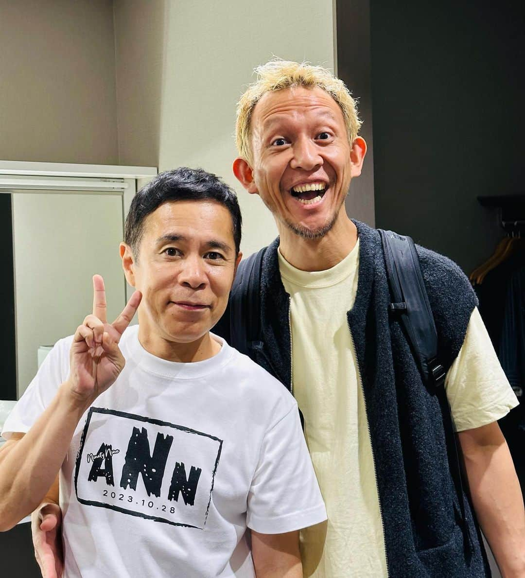 院長ヨモギダさんのインスタグラム写真 - (院長ヨモギダInstagram)「2023.10.28.(土) 🪩✨️🎤✨️🕺  ナインティナインのオールナイトニッポン歌謡祭in横浜アリーナ  その② 岡村さんと❣️ アキレスの話から健康の話をたくさんしました。お大事にして下さい🫶また渋谷スポンジでお待たしてます!!  . . . #渋谷スポンジ  #美容鍼 #鍼灸 #マッサージ  #痩身 #ヘッドスパ #筋膜リリース 東京都渋谷区松濤1-28-6 麻生ビル2F☏‭0367127598‬ 定休日🌱木曜日 🍁ご予約はHP又はお電話(18時迄) ‭www.shibuya-sponge.com‬ . .  🐕✨1ヶ月以内リピート常時500円OFF❗ 🐕✨初回の方にプチギフト進呈🎁 🐕✨Instagramフォロワー様に美容シートパックプレゼント🎁 . . .  #小顔矯正 #ツヤ肌 #シミ改善 #顔のくすみ #ダイエット鍼 #腰痛 #肩こり #むくみ解消 #フェイスライン #顔のたるみ #リフトアップ効果 #偏頭痛  #骨盤調整 #姿勢改善 #猫背 #巻き肩 #アトピー性皮膚炎 #スマホ首#目の下のクマ #ナインティナインのオールナイトニッポン歌謡祭 #ナインティナイン #岡村隆史 #矢部浩之」10月28日 23時46分 - shibuya_sponge