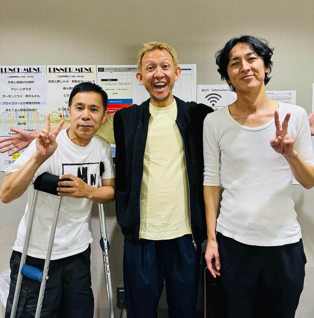 院長ヨモギダのインスタグラム：「2023.10.28.(土) 🪩✨️🎤✨️🕺  ナインティナインのオールナイトニッポン歌謡祭in横浜アリーナ  その① ナインティナイン❣️ 3人で写真を撮ったのは久しぶりで嬉しかったです!!  . . . #渋谷スポンジ  #美容鍼 #鍼灸 #マッサージ  #痩身 #ヘッドスパ #筋膜リリース 東京都渋谷区松濤1-28-6 麻生ビル2F☏‭0367127598‬ 定休日🌱木曜日 🍁ご予約はHP又はお電話(18時迄) ‭www.shibuya-sponge.com‬ . .  🐕✨1ヶ月以内リピート常時500円OFF❗ 🐕✨初回の方にプチギフト進呈🎁 🐕✨Instagramフォロワー様に美容シートパックプレゼント🎁 . . .  #小顔矯正 #ツヤ肌 #シミ改善 #顔のくすみ #ダイエット鍼 #腰痛 #肩こり #むくみ解消 #フェイスライン #顔のたるみ #リフトアップ効果 #偏頭痛  #骨盤調整 #姿勢改善 #猫背 #巻き肩 #アトピー性皮膚炎 #スマホ首#目の下のクマ #ナインティナインのオールナイトニッポン歌謡祭 #ナインティナイン #岡村隆史 #矢部浩之」