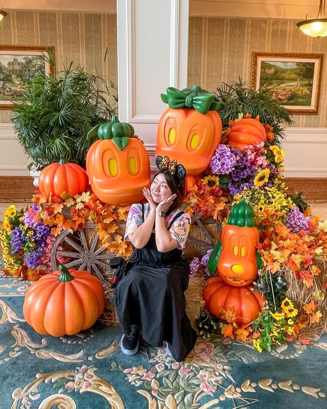 Hatamaのインスタグラム：「＊  ＊  香港ディズニーランドホテルのハロウィンデコレーション🎃  .  到着日に記念撮影📸  とっても落ち着いた空間で癒されるロビーでした✨  かぼちゃがキャラになってるの最高に可愛いですよね〜！  .  2〜3枚目は現在のネイル💅🩷  オレンジベースのハロウィンデザインです👻  ちなみに、今回の旅行にあわせて母もはじめてサロンネイルに行きました😁  ふたりでハロウィーンな爪でテンション上がるやつ🔥  次のネイルも今から楽しみです🥰  .  #hongkongdisneyland #hkdl #hongkongdisneylandhotel #nails #ハロウィンネイル #ジェルネイル」