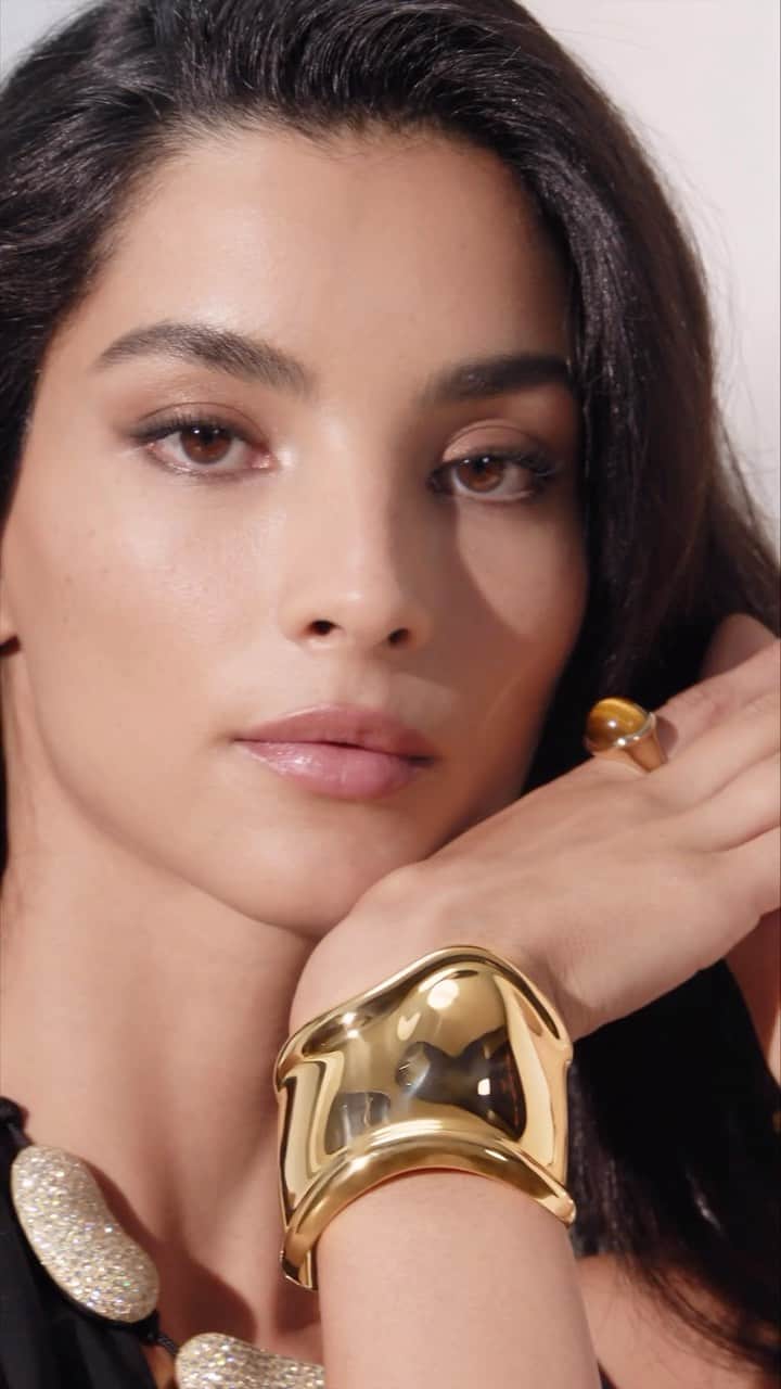 ティファニーのインスタグラム：「Elsa Peretti’s fascination with the natural world shines through in the sensuous contours of her Bone cuffs and Bean® designs. Link in bio. #ElsaPeretti #TiffanyAndCo」