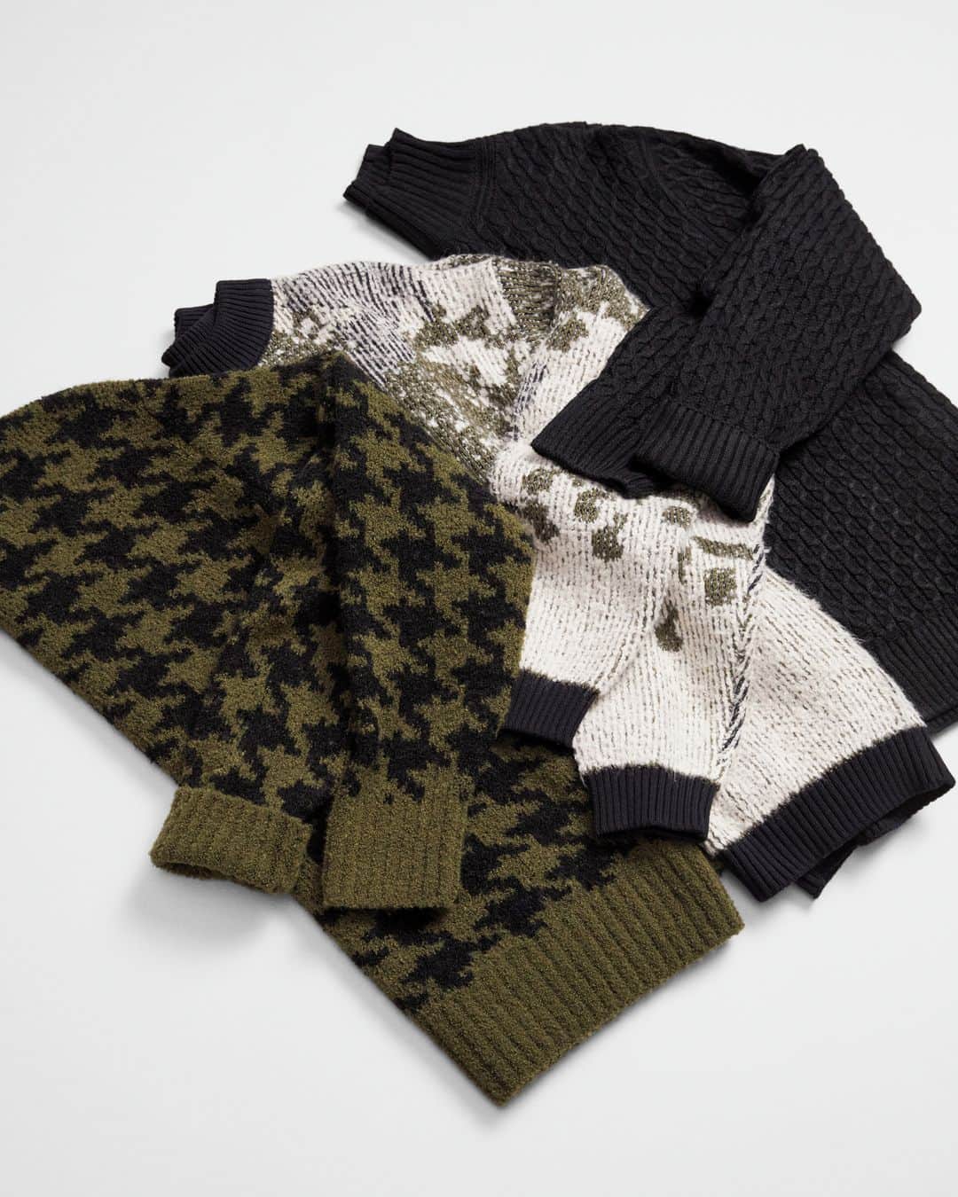 ジャック&ジョーンズのインスタグラム：「If you too are sensing a pattern of rainy days and windy weekends, then layer up with a few patterns of your own. These pattern-knits are perfect to cozy up in during fall. Get your hands on them now. #jackandjones #knits」