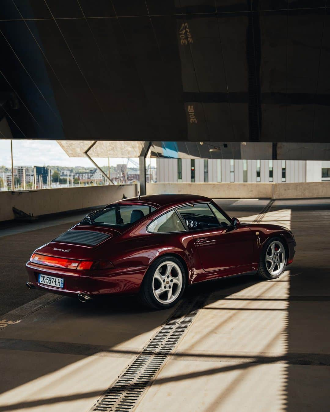 Porscheさんのインスタグラム写真 - (PorscheInstagram)「A 993 in Bordeaux? Perfection. Bottled. 📸 @vincent_fauchard for @lehangar_bordelais #PorscheMoment」10月29日 0時00分 - porsche