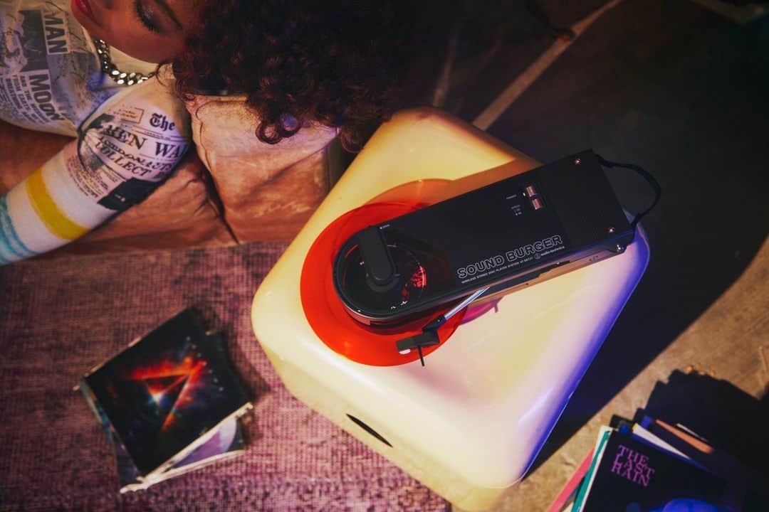 Audio-Technica USAのインスタグラム：「🎵 Experience love at first listen with the Sound Burger, serving up your favorite tunes with an extra helping of audio flavor. Shop now at the link in our bio.⁠ .⁠ .⁠ .⁠ #AudioTechnica #Turntable #SoundBurger #Music⁠」
