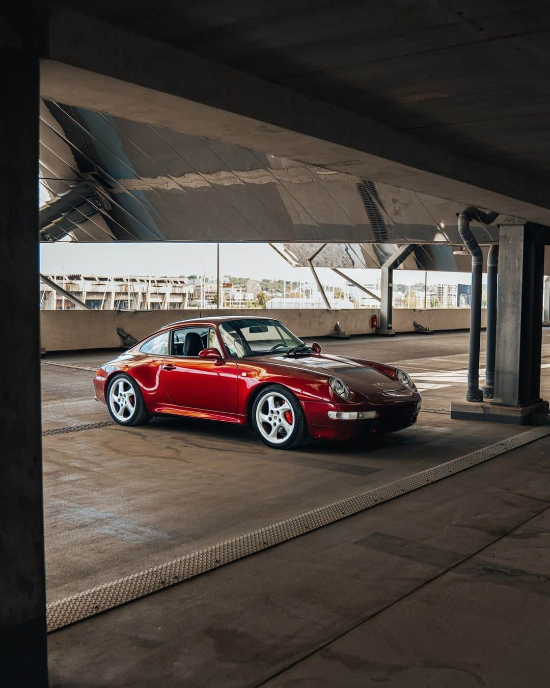 Porscheさんのインスタグラム写真 - (PorscheInstagram)「A 993 in Bordeaux? Perfection. Bottled. 📸 @vincent_fauchard for @lehangar_bordelais #PorscheMoment」10月29日 0時00分 - porsche