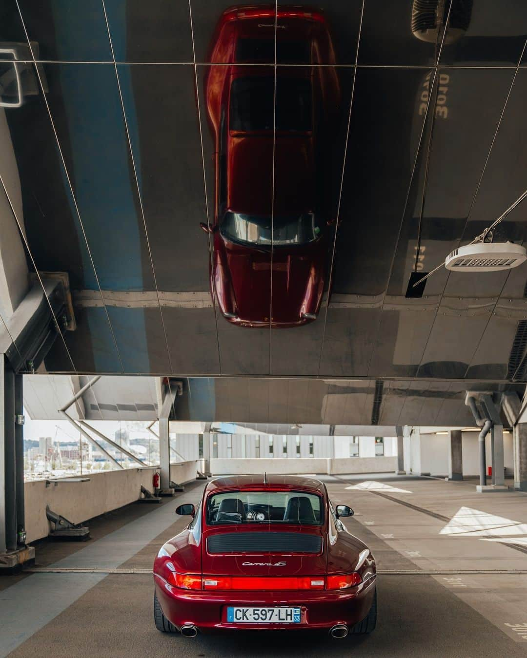 Porscheさんのインスタグラム写真 - (PorscheInstagram)「A 993 in Bordeaux? Perfection. Bottled. 📸 @vincent_fauchard for @lehangar_bordelais #PorscheMoment」10月29日 0時00分 - porsche