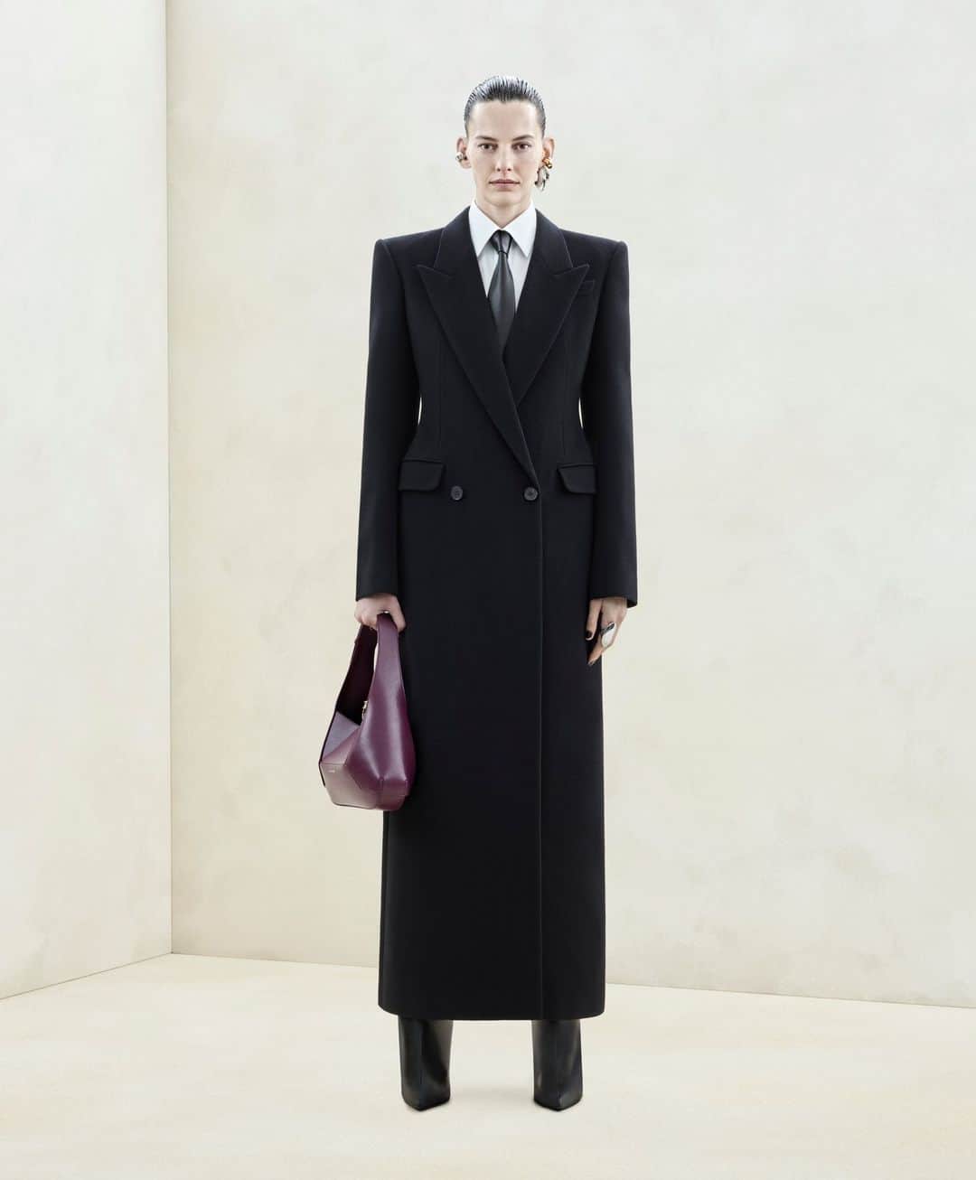 アレキサンダー・マックイーンのインスタグラム：「A #McQueenAW23 black double-breasted tailored coat and heeled trousers with a white cotton poplin shirt and tie. Worn with a burgundy #McQueenHoboBag.⁣ ⁣ Discover the collection via the link in bio.⁣ ⁣ Photographed by @Jet.Swan⁣ Video by @EbbaHult⁣ Track: Neurons by @roblewiscomposer⁣ Music Director: John Gosling」