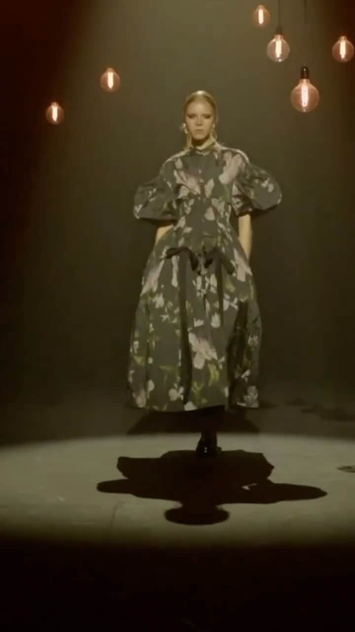 のインスタグラム：「AUTUMN WINTER 2023 - LOOK 4   #ERDEMAW23   Styling @olaoluebiti   #ERDEM」
