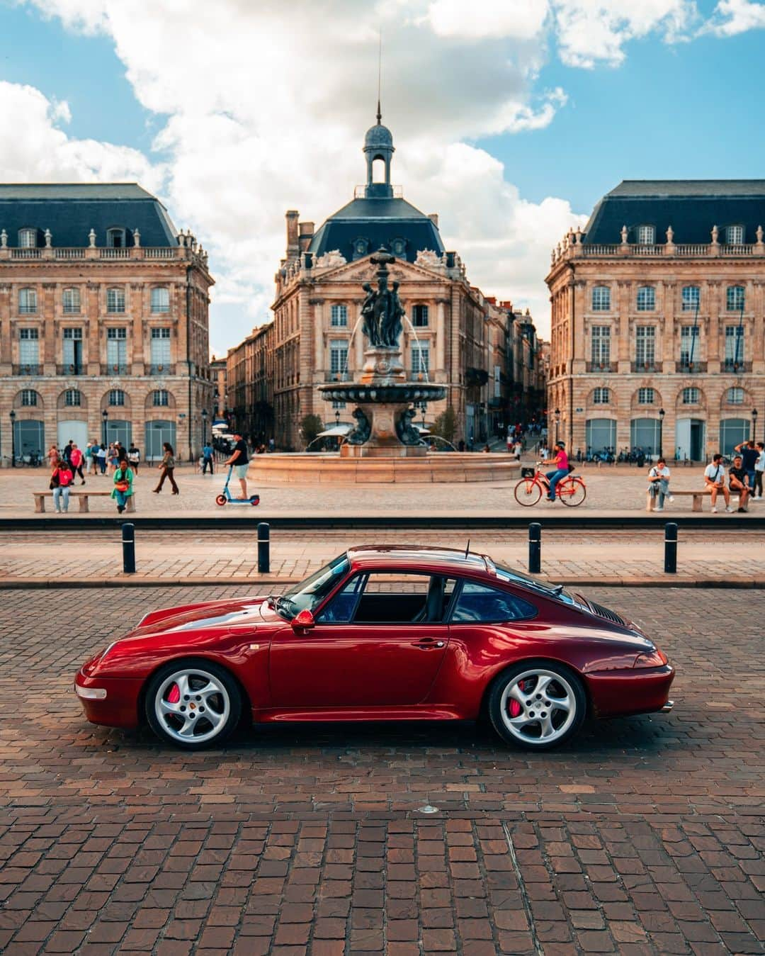 Porscheさんのインスタグラム写真 - (PorscheInstagram)「A 993 in Bordeaux? Perfection. Bottled. 📸 @vincent_fauchard for @lehangar_bordelais #PorscheMoment」10月29日 0時00分 - porsche