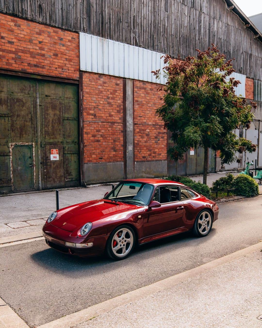 Porscheさんのインスタグラム写真 - (PorscheInstagram)「A 993 in Bordeaux? Perfection. Bottled. 📸 @vincent_fauchard for @lehangar_bordelais #PorscheMoment」10月29日 0時00分 - porsche