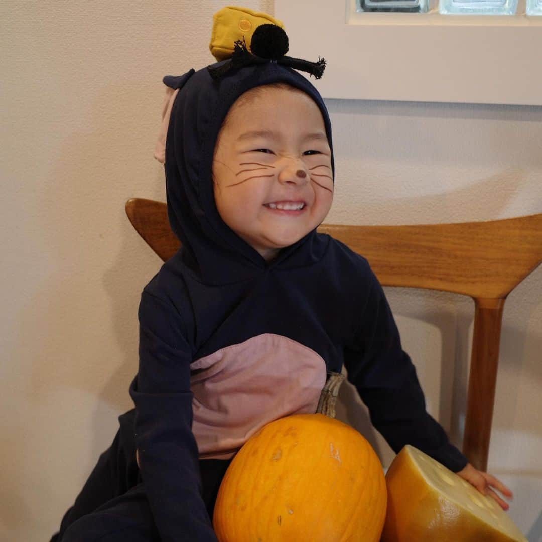 船曳ひろみさんのインスタグラム写真 - (船曳ひろみInstagram)「Happy Halloween 🎃  今年は🐭で♡ 着替えたくなかったり 集合写真撮るの難しかったり きーくんの衣装が猿よりだったり 🍌🤭  ひばりときーくんが遊んでるところに、「ぼくもいーい？」と 聞いていて、母は胸が苦しくなったよ🥲🤝　　 そんなこと聞けるの🥺🤍  #ハロウィン」10月28日 23時57分 - hiromi_funabiki