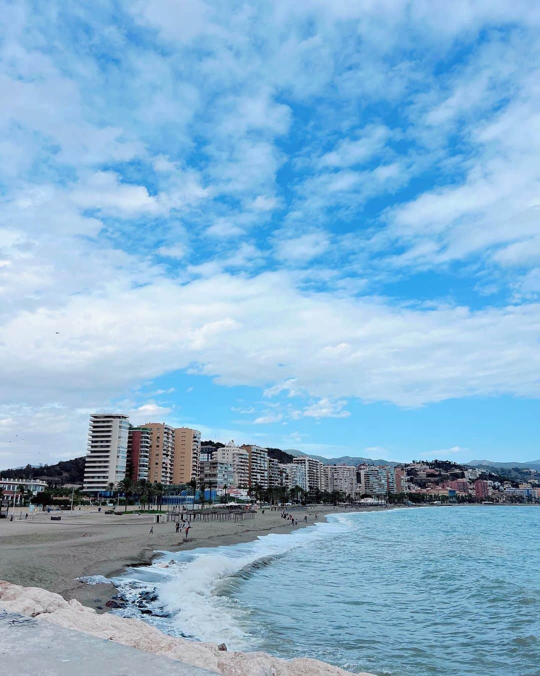 Remiさんのインスタグラム写真 - (RemiInstagram)「¡ Me gusto los colores de las Islas Canarias!🌈 スペインの離島、カナリア諸島🇮🇨 青空とマッチした街の色がとても素敵🤍 そして子供達のおちび具合がまた可愛い☺️  今でもまだこうして旅を続けているのが不思議な感じ。  今この瞬間も成長している子供たち👧🏻👦🏻 記憶に残らなくても良い、この濃い時間を一緒に過ごせることを大切に受け止め、甘えん坊でベッタリな今を噛み締めよう🥰💓  1-4 #サンタクルスデテネリフェ #テネリフェ島　 5-6 #アレシフェ #ランサローテ島　 ------------ 📍#Canaryislands , #Spain  ⚓️ @msccruisesofficial  🛳  #mscdivina  👨‍👩‍👧‍👦 @hh.channel2023  🗓 2023.10.13-24  #カナリア諸島 #クルーズ旅 #子連れクルーズ #子連れ旅行 #子連れ世界一周 #世界一周中 #世界一周旅行 #worldroundtrip #tenerife #santacruztenerife #tenerife #mediterraneancruise #msccruises #cruiselife #familycruise #remi_world2023」10月28日 23時58分 - remi_912